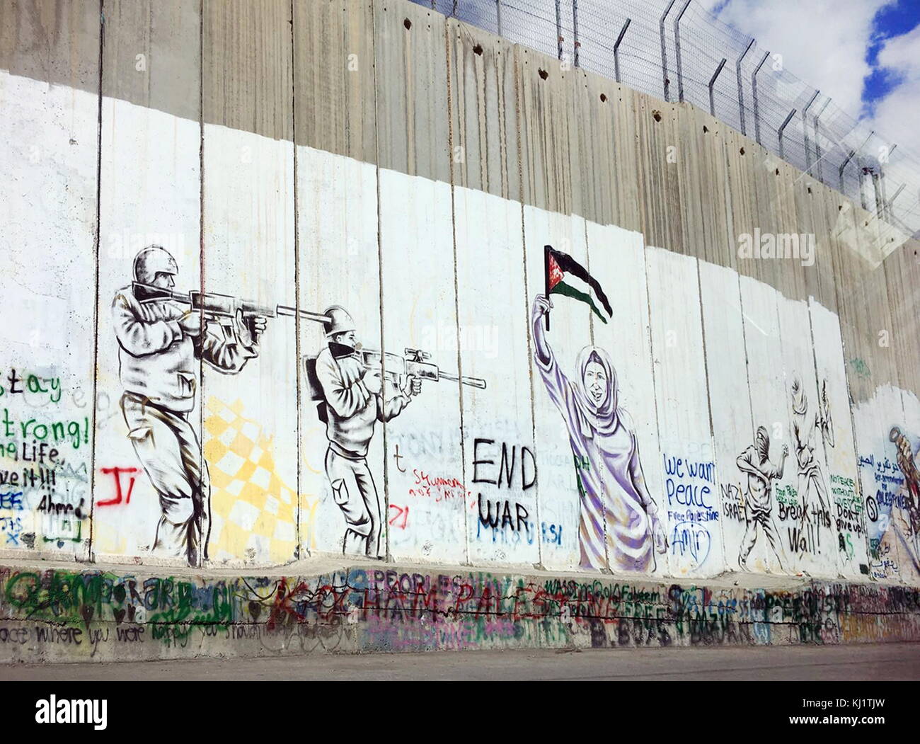 Graffiti und Slogans mit palästinensischen Befreiung an den Wänden in einem Flüchtlingslager in der Nähe der Stadt Bethlehem, West Bank, Palästina 2016. Vom 21. Jahrhundert Stockfoto