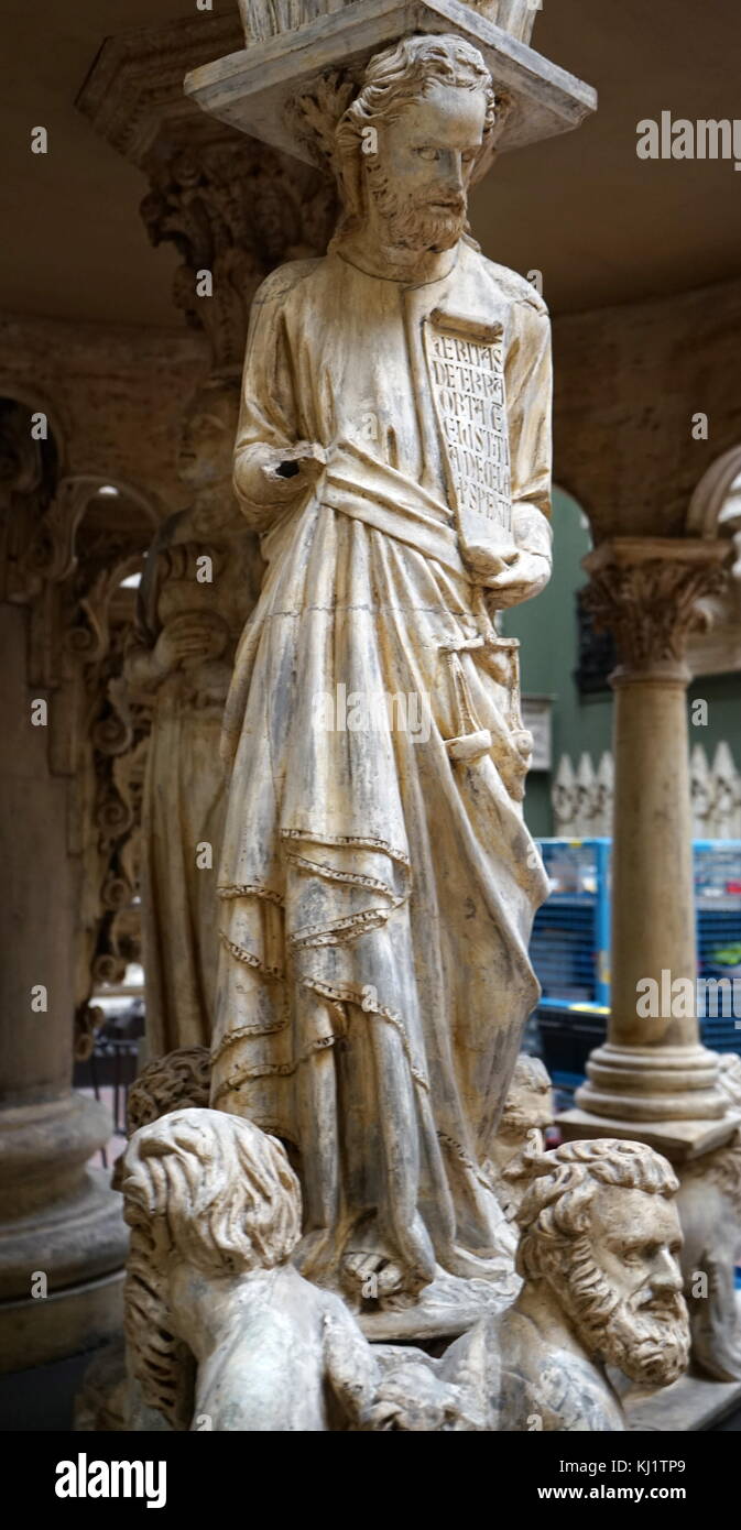 Eine Spalte geschnitzt wie Saint Peter einer der Zwölf Apostel Jesu Christi. Vom 13. Jahrhundert Stockfoto