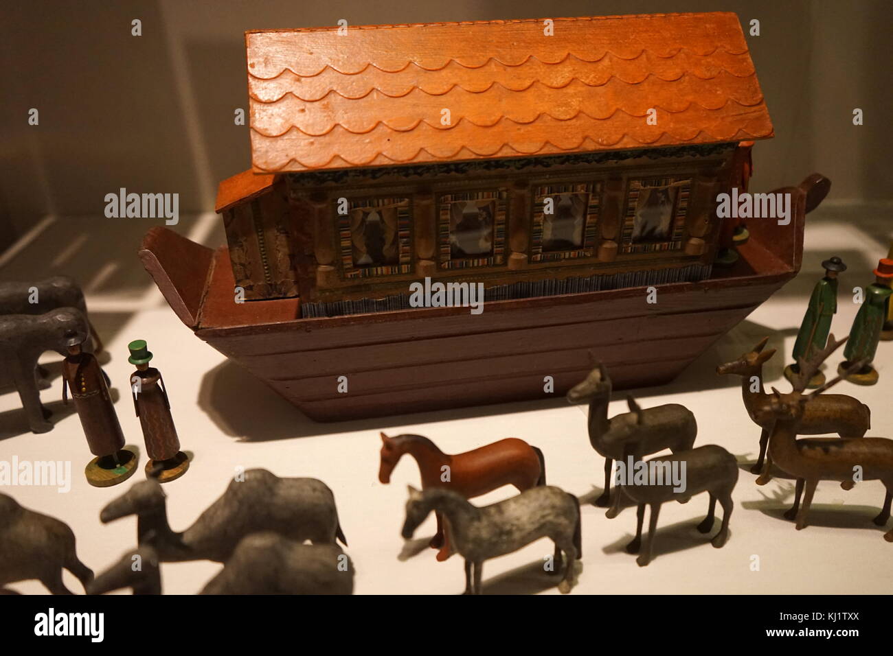 Holzfiguren verwendet die Geschichte von Noahs Arche. Die Tiere hier in Paaren bereit, Vorstand der Arche zu sehen sind neu zu erstellen. Vom 19. Jahrhundert Stockfoto