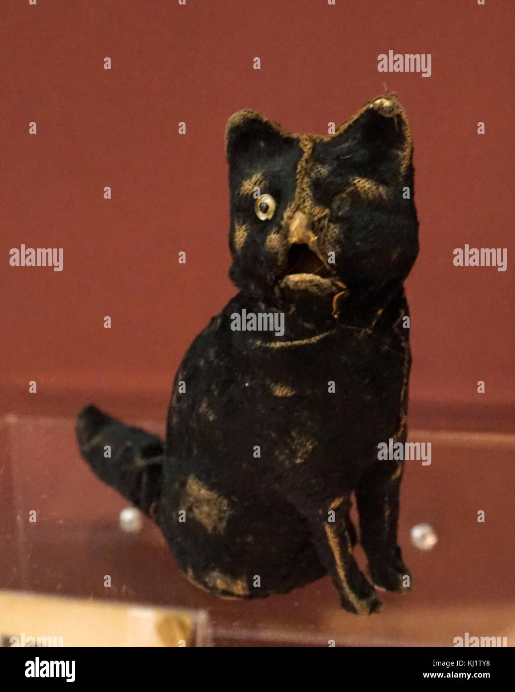 Stark verschlissene Figur einer schwarzen Katze. Vom 20. Jahrhundert Stockfoto