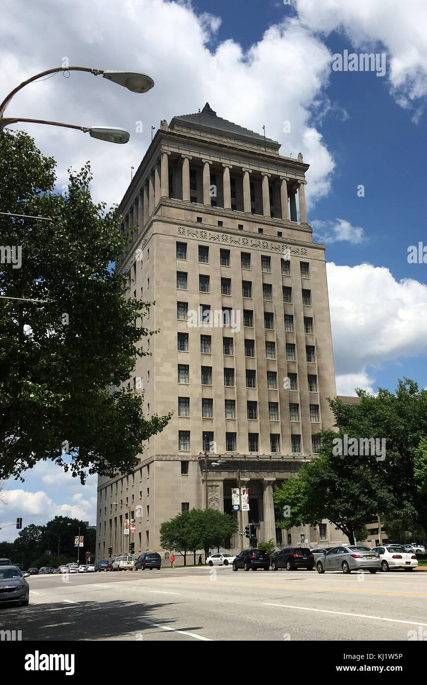 Blick auf die zivilen Gerichte Gebäude, ein Wahrzeichen Gericht Gebäude vom 22. Justizielle Circuit Court von Missouri in St. Louis, Missouri. Vom 21. Jahrhundert Stockfoto