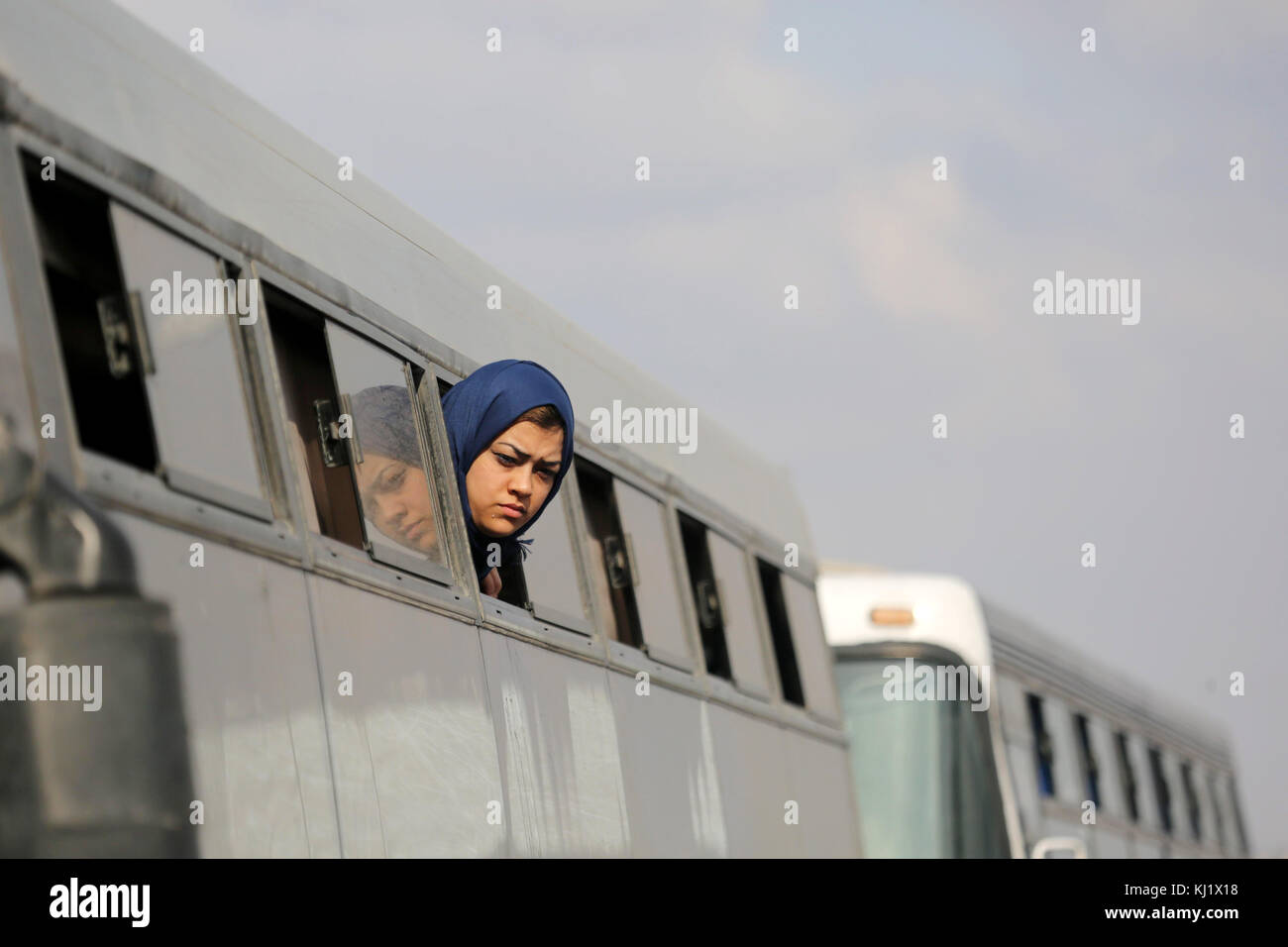 Rafah, Gazastreifen, Palästinensische Autonomiegebiete. November 2017. Eine Palästinenserin schaut durch ein Busfenster und wartet auf den Grenzübergang Rafah zu Ägypten, bevor sie am 20. November 2017 den südlichen Gazastreifen verlassen darf, nachdem sie zum ersten Mal seit einem palästinensischen Versöhnungsabkommen für drei Tage eröffnet wurde. Ägypten öffnete am 18. November seine weitgehend versiegelte Grenze zu Gaza, nachdem ein Versöhnungsabkommen mit der Hamas der Palästinensischen Autonomiebehörde erstmals seit 2007 die Kontrolle über den Grenzübergang übertragen hatte.Quelle: Ashraf Amra/APA Images/ZUMA Wire/Alamy Live News Stockfoto