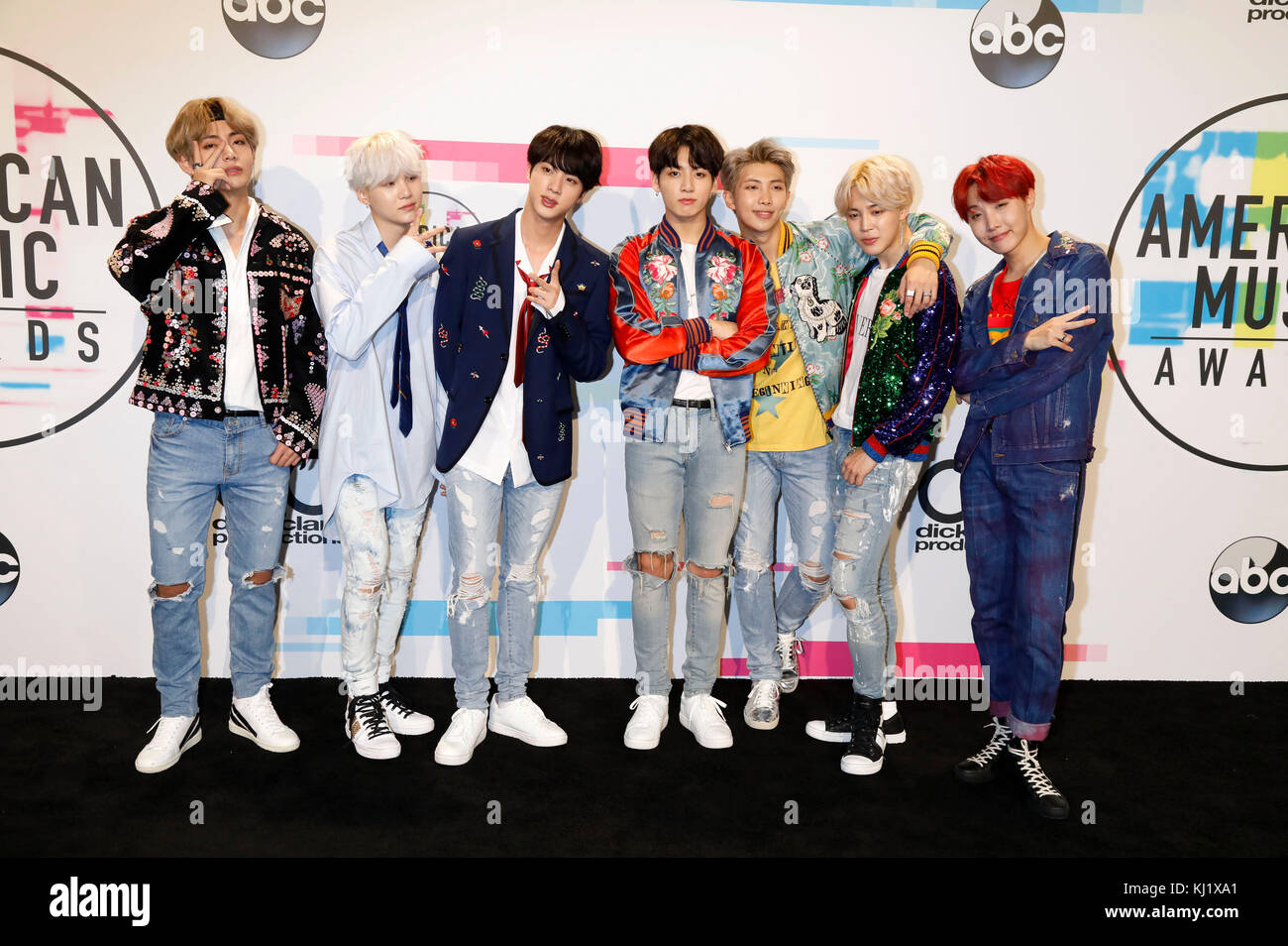 BTS / Bangtan Boys nehmen am 19. November 2017 an den American Music Awards 2017 im Microsoft Theater in Los Angeles, Kalifornien, Teil. Stockfoto