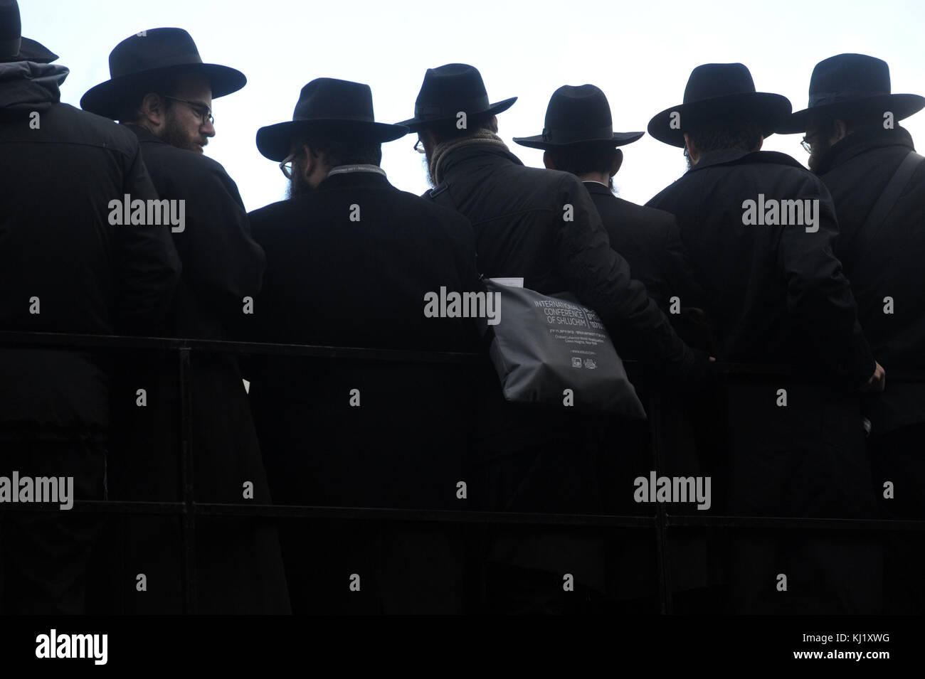 Manhattan, Vereinigten Staaten von Amerika. 19. November 2017. Tausende Rabbiner für ein Gruppenfoto vor der Chabad Lubawitsch Welt darstellen - hq in Brooklyn, NY Am 19. November 2017 in New York City. Leute: rabbiner Credit: hoo-me/SMG/alamy leben Nachrichten Stockfoto