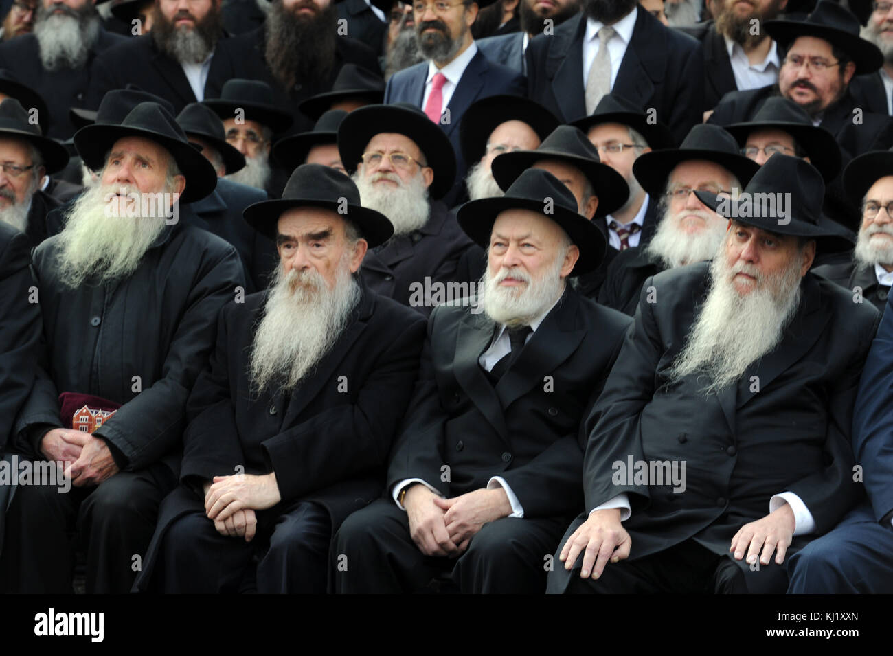 Manhattan, Vereinigten Staaten von Amerika. 19. November 2017. Tausende Rabbiner für ein Gruppenfoto vor der Chabad Lubawitsch Welt darstellen - hq in Brooklyn, NY Am 19. November 2017 in New York City. Leute: rabbiner Credit: hoo-me/SMG/alamy leben Nachrichten Stockfoto