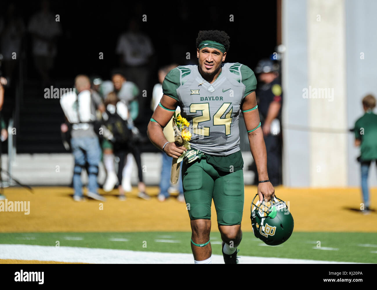 Waco Texas Usa 18 Nov 2017 Baylor Bears Tight End Ishmail Wainright 24 Lauft Auf Auf Dem Feld Mit Den Senioren Vor Dem Ncaa Football Spiel Zwischen Der Baylor Bears Und Der