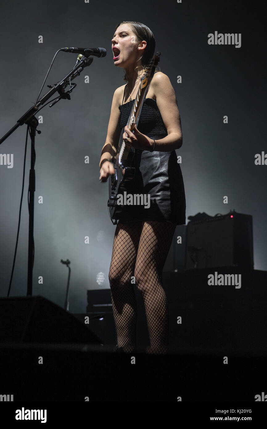 Brighton, UK. 20 Nov, 2017. Ellie Rowsell von Wolf Alice, die in der Dom von Brighton, England. Credit: Jason Richardson/Alamy leben Nachrichten Stockfoto