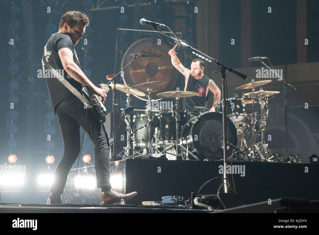 London, Großbritannien. 20 Nov, 2017. Royal Blood (Mike Kerr (links) und Ben Thatcher) live auf der Bühne in der ersten Nacht Ihrer 3-im Alexandra Palace in London ausführen könnten. foto Datum: Montag, 20. November 2017. Quelle: Roger Garfield/alamy leben Nachrichten Stockfoto