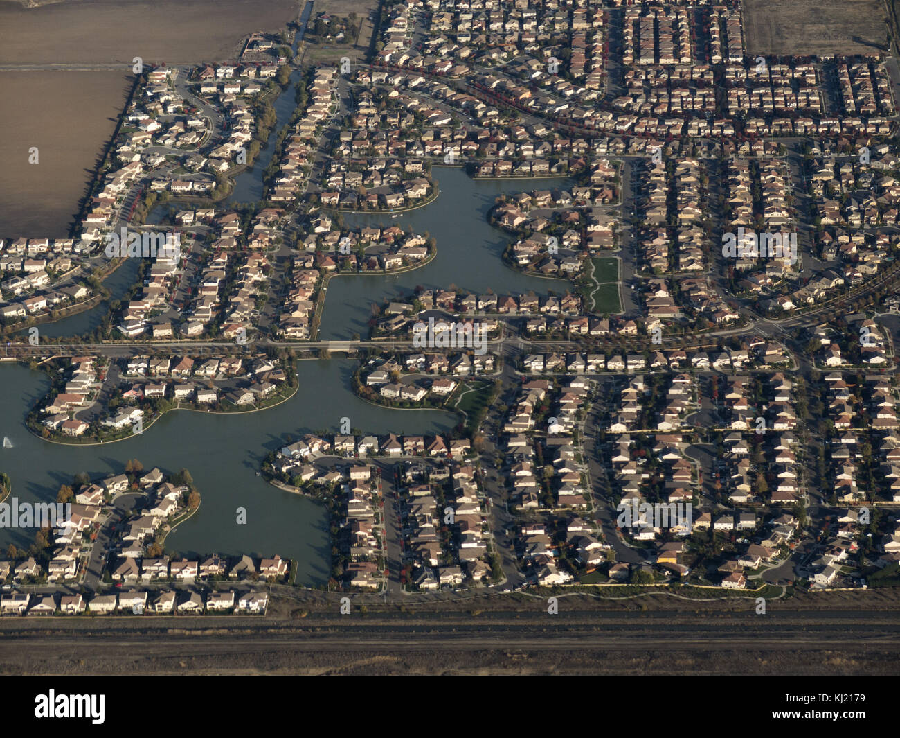 Sacramento, Ca, USA. 18 Nov, 2017. 18. November 2017 - Sacramento, Kalifornien - upscale Häuser Surround künstlichen Seen in den bridgeway Seen von Sacramento, Kalifornien am Samstag, 24.11. 18, 2017 Credit: kc Alfred/zuma Draht/alamy leben Nachrichten Stockfoto