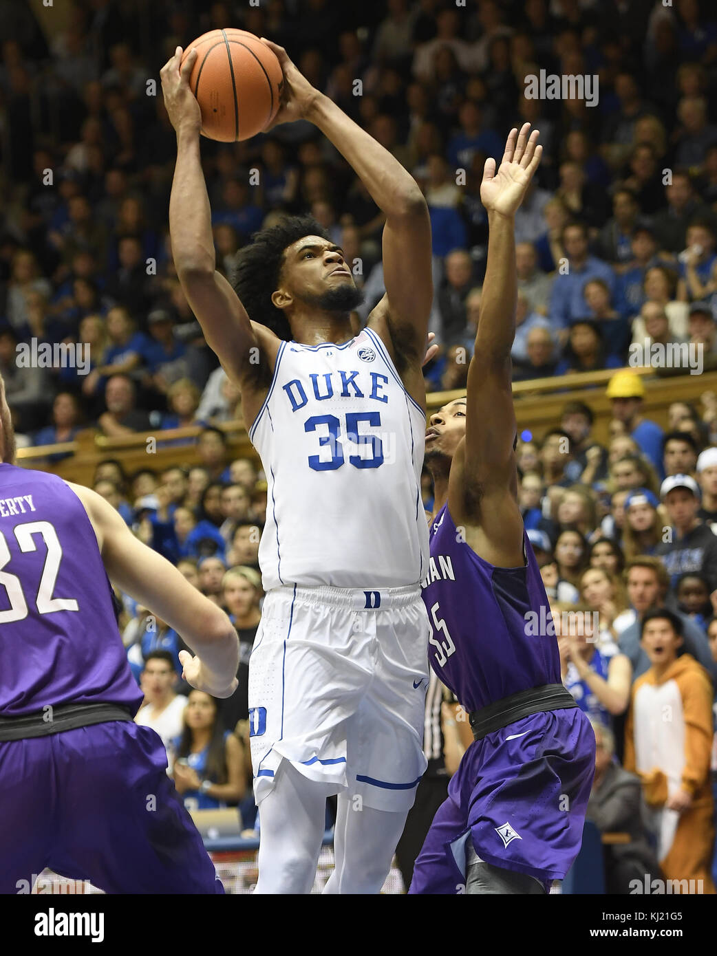 Durham, North Carolina, USA. 20 Nov, 2017. MARVIN BAGLEY III, Mitte, des Herzogs Kerben zwei Punkte gegen Daniel Fowler, rechts, der Furman. Die Duke Blue Devils bewirtete die Furman Paladine an der Cameron Indoor Stadium in Durham, N.C. Credit: Fabian Radulescu/ZUMA Draht/Alamy leben Nachrichten Stockfoto