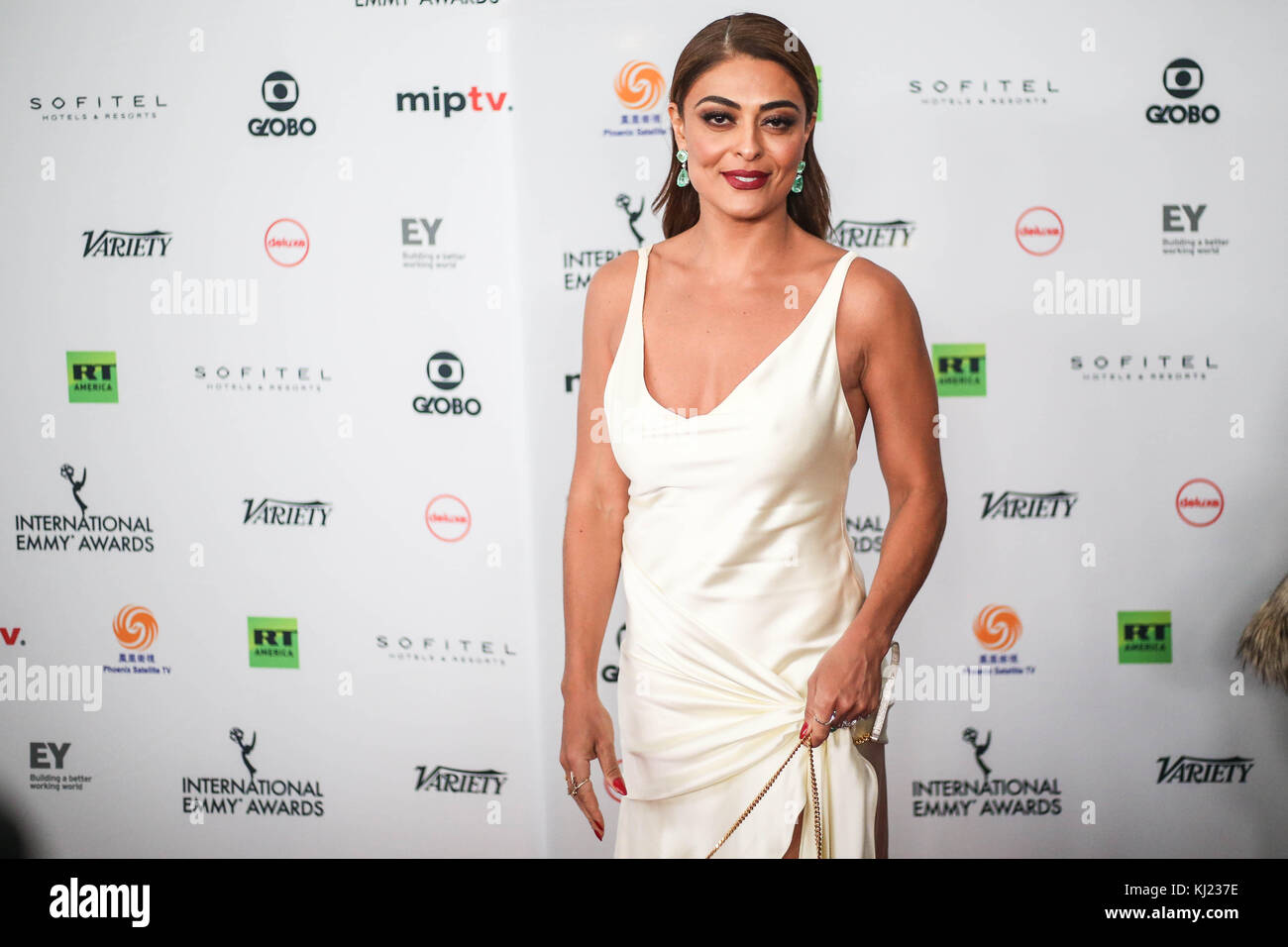 New York, USA. November 2017. Schauspielerin Juliana Paes während der 45. Internationalen Emmy-Preisgala in New York City am 20. November 2017. Der International Emmy Award ist eine Preisverleihung, die von der International Academy of Television Arts and Sciences in Anerkennung der besten Fernsehprogramme verliehen wird, die ursprünglich außerhalb der Vereinigten Staaten produziert und ausgestrahlt wurden. (FOTO: WILLIAM VOLCOV/BRASILIEN FOTOPRESSE) Stockfoto