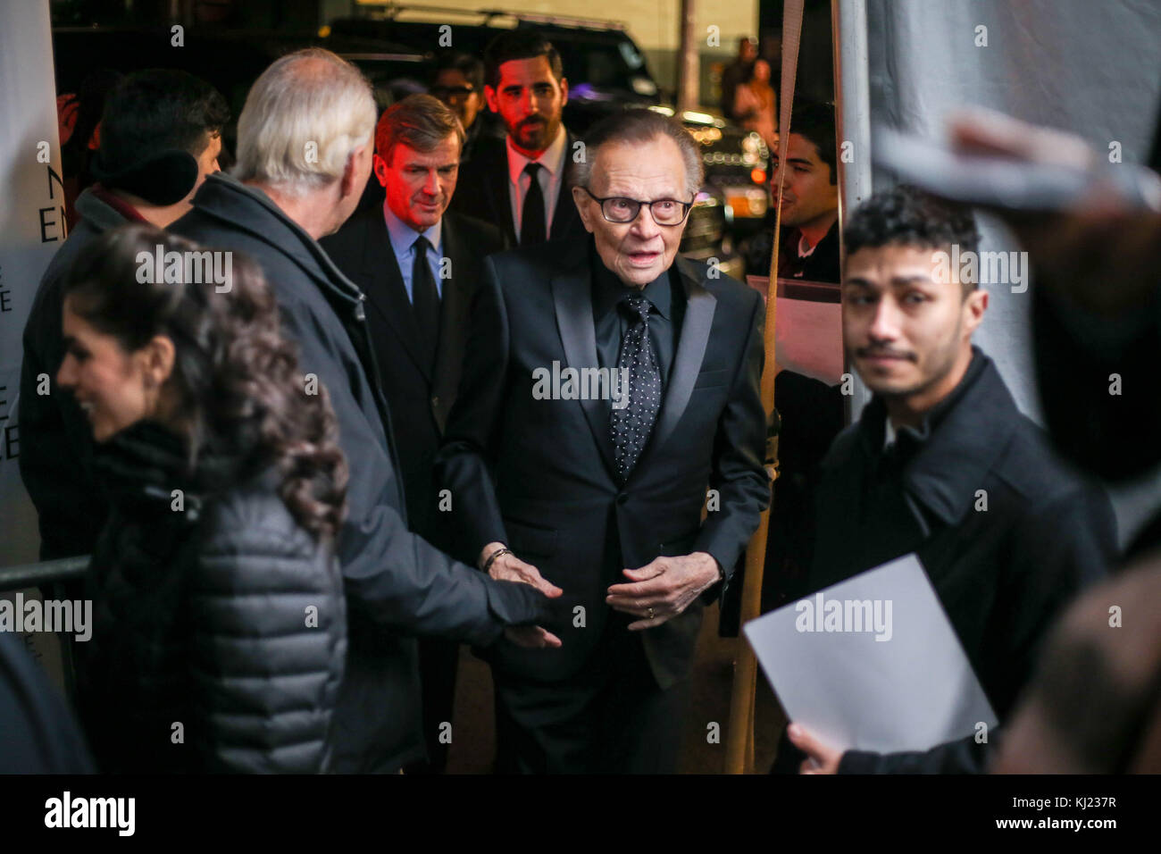 New York, USA. November 2017. Larry King während der 45. Internationalen Emmy-Preisgala in New York City am 20. November 2017. Der International Emmy Award ist eine Preisverleihung, die von der International Academy of Television Arts and Sciences in Anerkennung der besten Fernsehprogramme verliehen wird, die ursprünglich außerhalb der Vereinigten Staaten produziert und ausgestrahlt wurden. (FOTO: WILLIAM VOLCOV/BRASILIEN FOTOPRESSE) Stockfoto