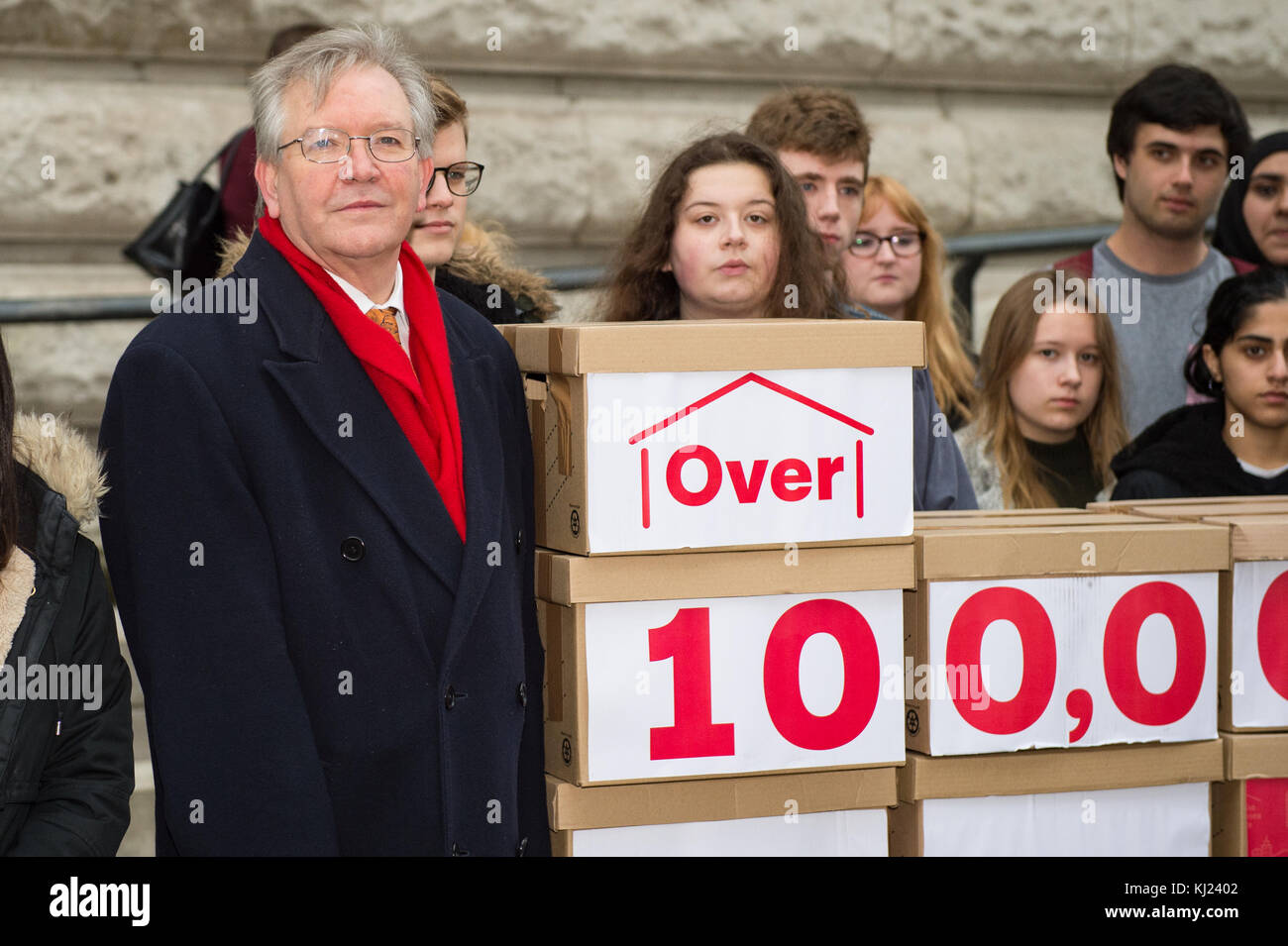 London, Vereinigtes Königreich. November 2017. Peter Dowd MP, von Labour Schatten Chief Secretary 21 an die Staatskasse und Andrew Gwynne MP, Labour's Shadow Minister für kommunale Angelegenheiten und örtliche Selbstverwaltung der Arbeit 'Make Wohnungen Sicher' Petition an die Staatskasse zu liefern. Credit: Peter Manning/Alamy leben Nachrichten Stockfoto