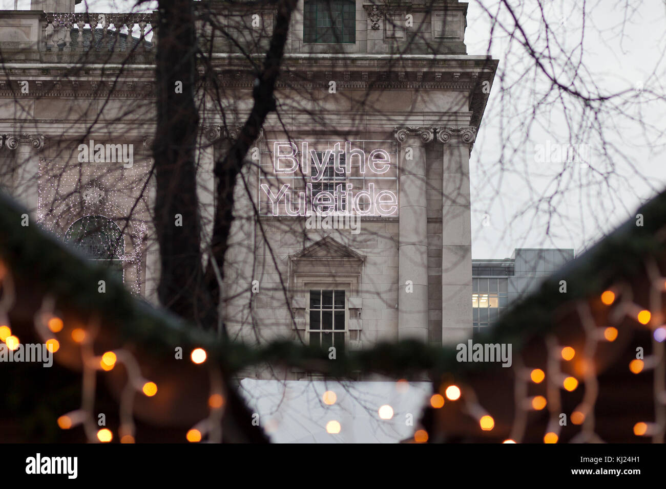 City Hall, Belfast Nordirland 21. November 2017. Belfast City Rat haben Frohe Weihnachten Dekorationen in drei Sprachen auf Belfast City Hall aufgehängt. Credit: Bonzo/Alamy leben Nachrichten Stockfoto