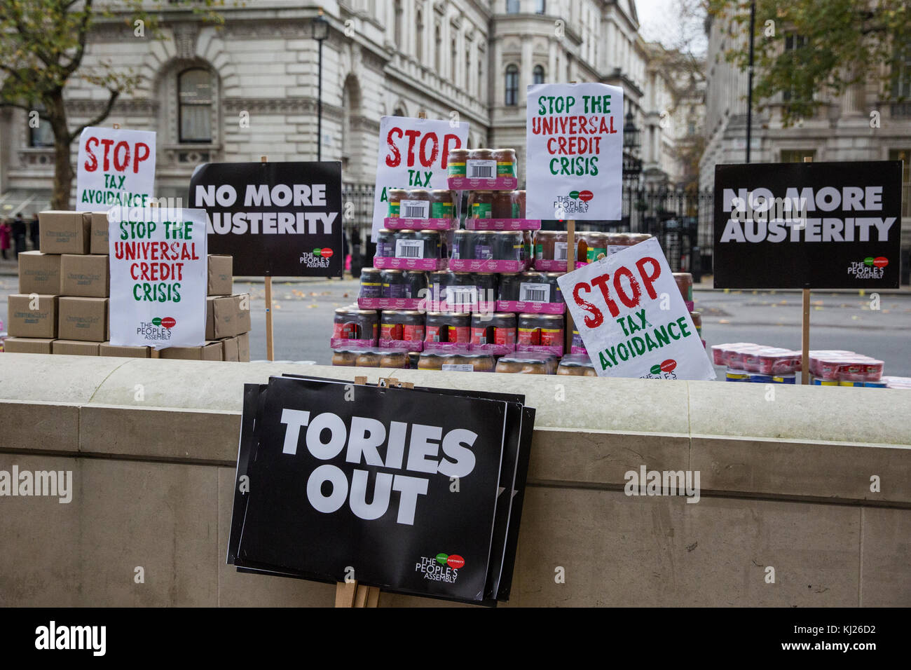 London, Großbritannien. 21 november, 2017 Tonnen Lebensmittel durch den Verkauf von Kapitän Ska Song "Lügner, Lügner angehoben" außerhalb der Downing Street am Vorabend des Haushalts durch die Versammlung des Volkes gegen die Sparpolitik vor Verteilung zu essen Banken als Teil eines bundesweiten Aktionstag gegen die Pläne der Regierung die Sozialsysteme durch die Verwendung von Universal Kredit zu überholen zu angezeigt wird. Credit: Mark kerrison/alamy leben Nachrichten Stockfoto