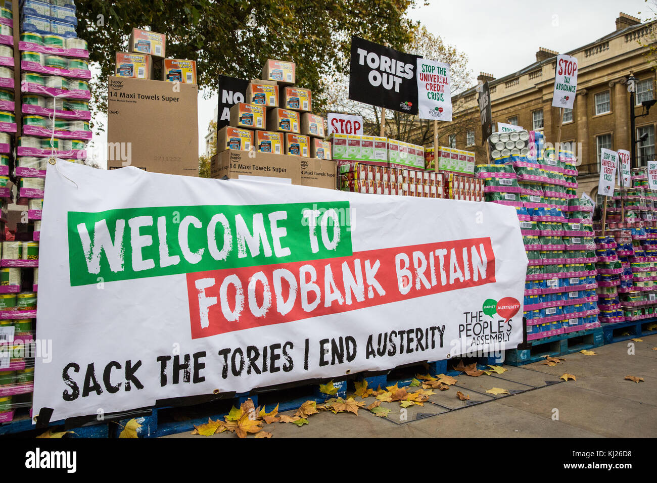 London, Großbritannien. 21 november, 2017 Tonnen Lebensmittel durch den Verkauf von Kapitän Ska Song "Lügner, Lügner angehoben" außerhalb der Downing Street am Vorabend des Haushalts durch die Versammlung des Volkes gegen die Sparpolitik vor Verteilung zu essen Banken als Teil eines bundesweiten Aktionstag gegen die Pläne der Regierung die Sozialsysteme durch die Verwendung von Universal Kredit zu überholen zu angezeigt wird. Credit: Mark kerrison/alamy leben Nachrichten Stockfoto