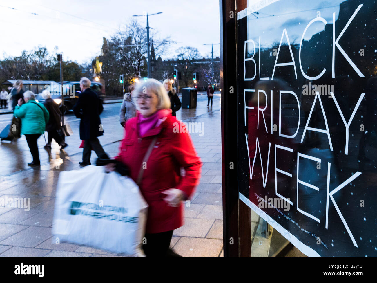 Edinburgh, Schottland, Großbritannien. 21 Nov, 2017. in Vorbereitung auf die schwarzen Freitag Shops im Edinburgh Residence annoncieren ihre vorweihnachtlichen Umsatz um eine nachlassende High Street Performance Boost. Szenen des Chaos viele der Einzelhändler, um zu verhindern, dass ihre Umsätze bis zu zwei Wochen im Voraus der 24. November verlängert haben, die traditionelle Datum, US-amerikanische Einzelhändler reduziert ihre Preise am Tag nach Thanksgiving Tag. Credit: Rich Dyson/alamy leben Nachrichten Stockfoto Edinburgh, Schottland, Großbritannien. 21 Nov, 2017. in Vorbereitung auf die schwarzen Freitag Shops im Edinburgh Residence annoncieren ihre vorweihnachtlichen Umsatz um eine nachlassende High Street Performance Boost. Szenen des Chaos viele der Einzelhändler, um zu verhindern, dass ihre Umsätze bis zu zwei Wochen im Voraus der 24. November verlängert haben, die traditionelle Datum, US-amerikanische Einzelhändler reduziert ihre Preise am Tag nach Thanksgiving Tag. Credit: Rich Dyson/alamy leben Nachrichten Stockfoto