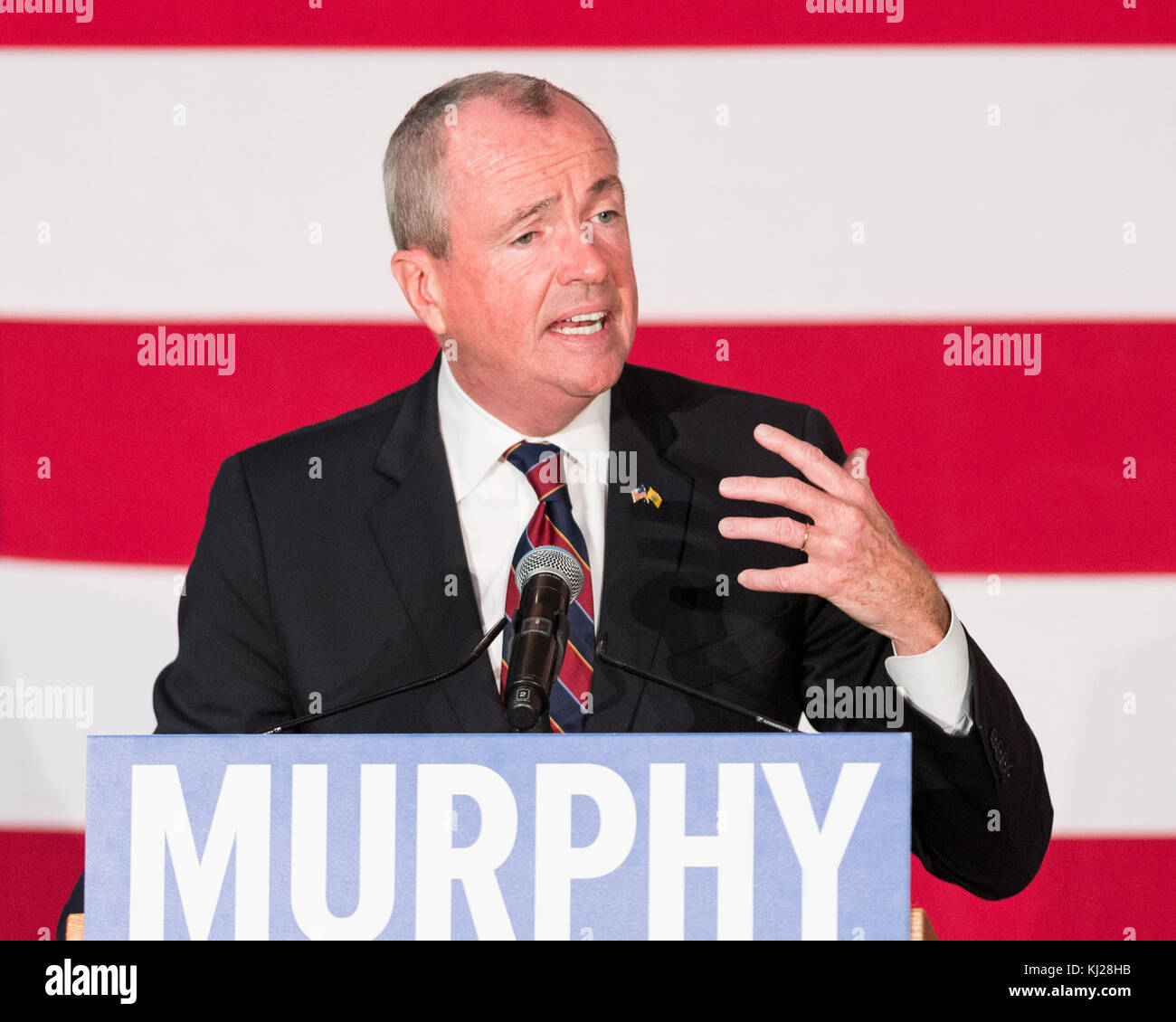 Paramus, New Jersey, USA. Oktober 2017. Phil Murphy, demokratischer Kandidat für den Gouverneur von New Jersey, sah während seines Wahlkampfs auf der Bühne sprechen. Quelle: Michael Brochstein/SOPA/ZUMA Wire/Alamy Live News Stockfoto