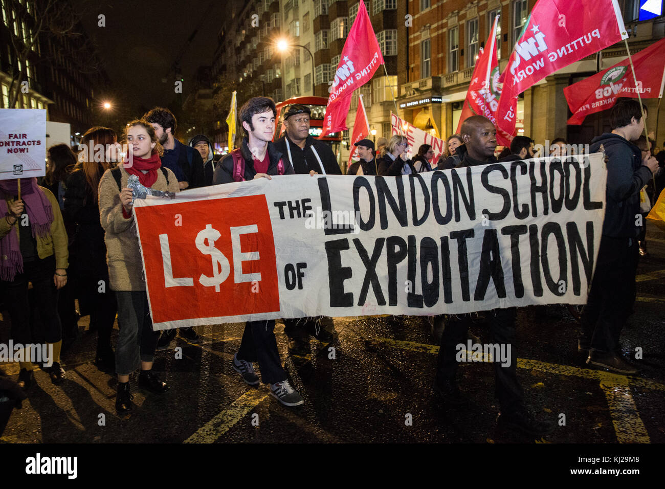 London, Großbritannien. 21. November 2017 ausgelagert Arbeiter, die dem iwgb Gewerkschaft und Unterstützer Protest außerhalb der Universität London, anlässlich eines Besuchs von Bundeskanzler Prinzessin Anne, gegen die Zwei-Klassen-System unter dem ausgelagerten Arbeitnehmer zu schlechteren Bedingungen als die anderen Angestellten genutzt werden. Die ausgelagerten Arbeitnehmer, überwiegend bme Migranten, in den Streik für mehrere Monate wurden für ein Ende von Outsourcing, 0-Stunden Verträge und niedrige Zahlen. Quelle: Mark kerrison/alamy leben Nachrichten Stockfoto