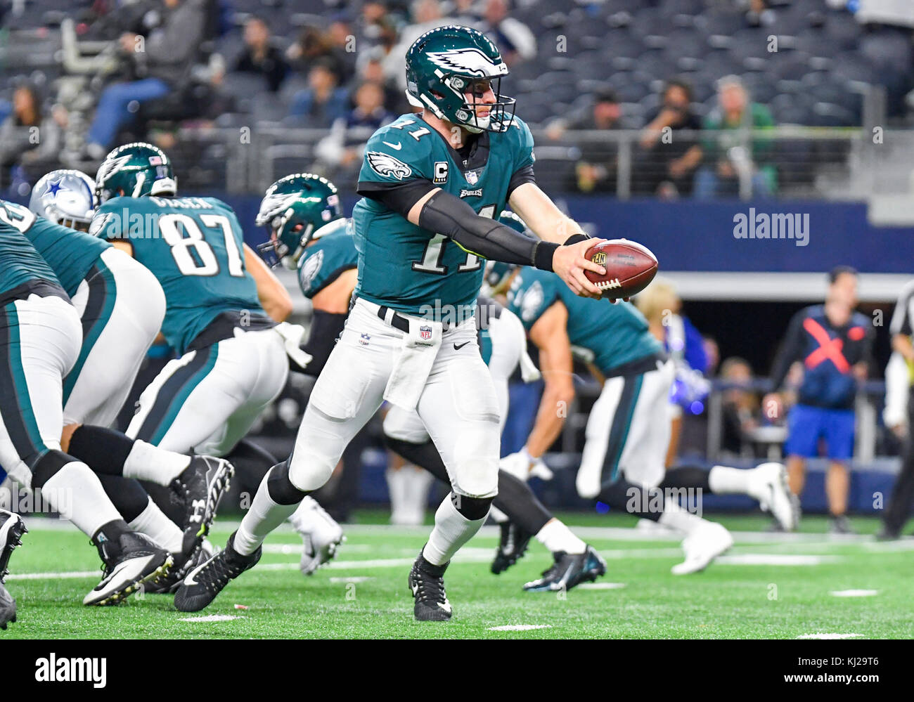November 19, 2017: Philadelphia Eagles quarterback Carson Wentz #11 während einer NFL Football Spiel zwischen den Philadelphia Eagles und die Dallas Cowboys bei AT&T Stadium in Arlington, TX Philadelphia besiegt Dallas 37-9 Albert Pena/CSM Stockfoto