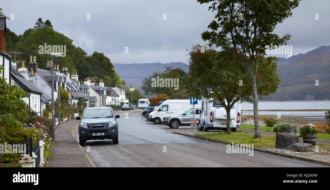 Die A896 ist Teil der North Coast 500 und blickt nordöstlich entlang der Lochfront von Lochcarron mit der Küste von Loch Carron, Ross-shire, Schottland Stockfoto