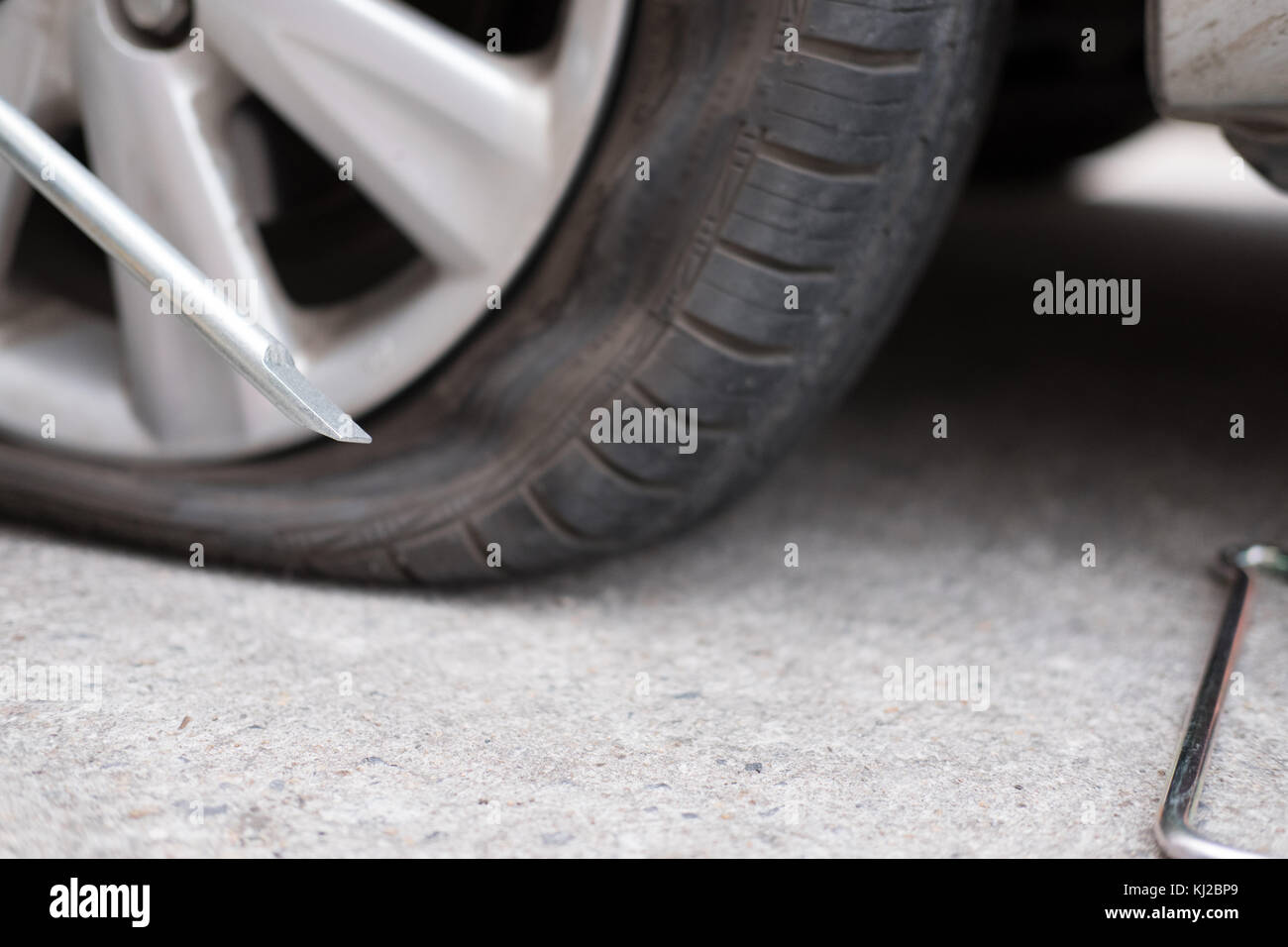 Auto Druckverlust, weil der Nagel schlagen. Reifenpanne auf Straße. Reifenpanne auto Rad glätten Stockfoto