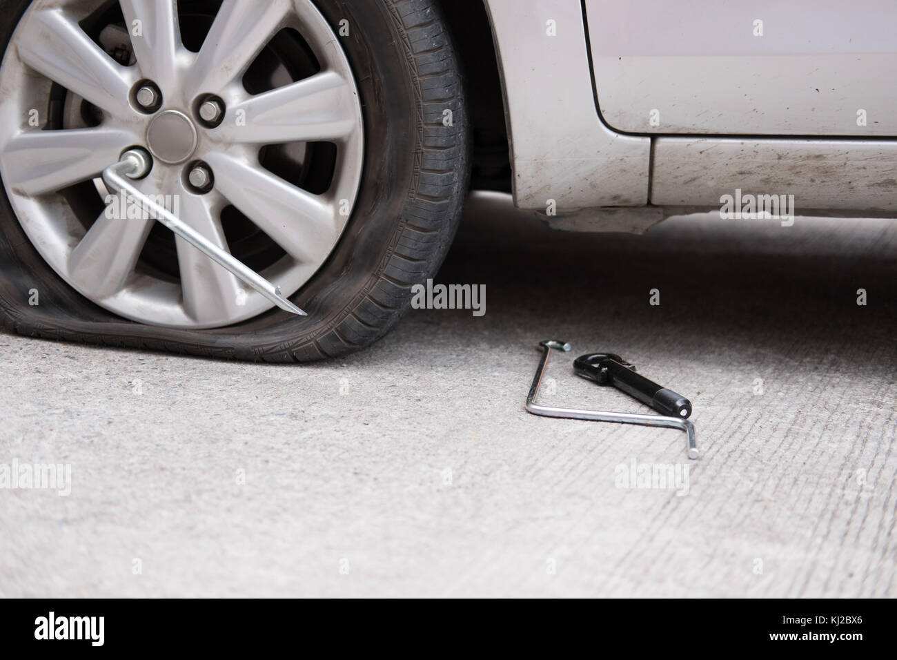 Auto Druckverlust, weil der Nagel schlagen. Reifenpanne auf Straße. Reifenpanne auto Rad glätten Stockfoto