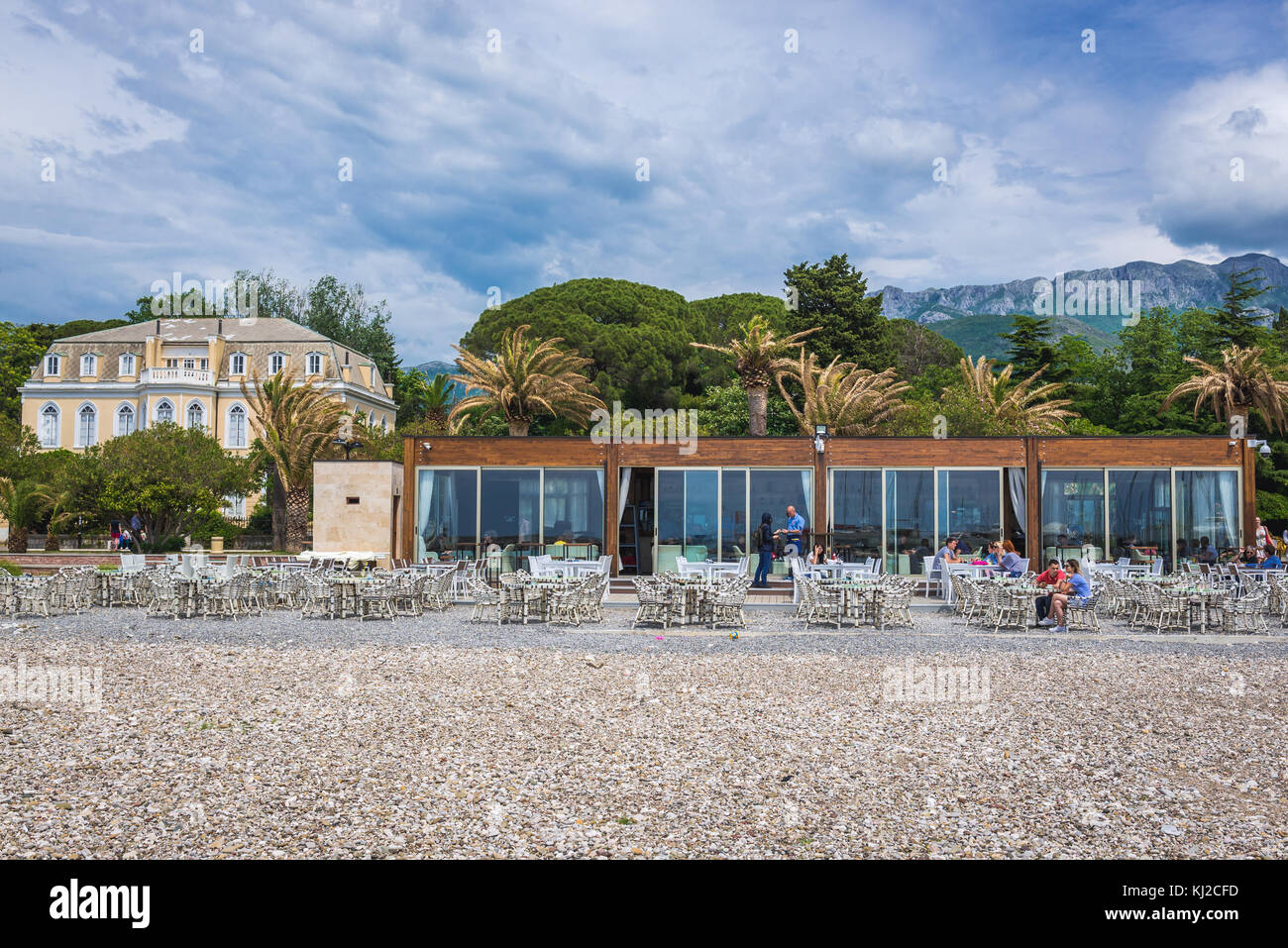 Blick vom Topolica Strand in Bar Küstenstadt im Süden Montenegros mit König Nikola Palast auf der linken Seite Stockfoto