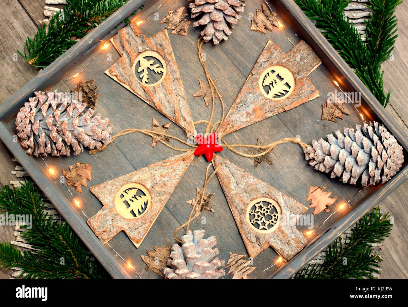 Hintergrund von weihnachtsdekoration, Muster und Design-Konzept-weihnachtsbaum aus Holz, Kegel und Glühbirnen auf einem Holztablett Stockfoto