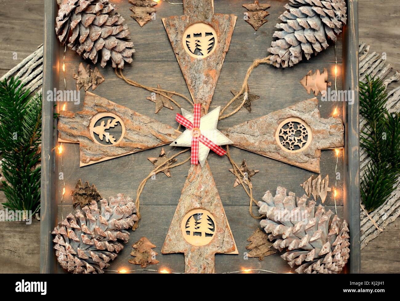 Hintergrund von weihnachtsdekoration, Muster und Design-Konzept-weihnachtsbaum aus Holz, Kegel und Glühbirnen auf einem Holztablett Stockfoto