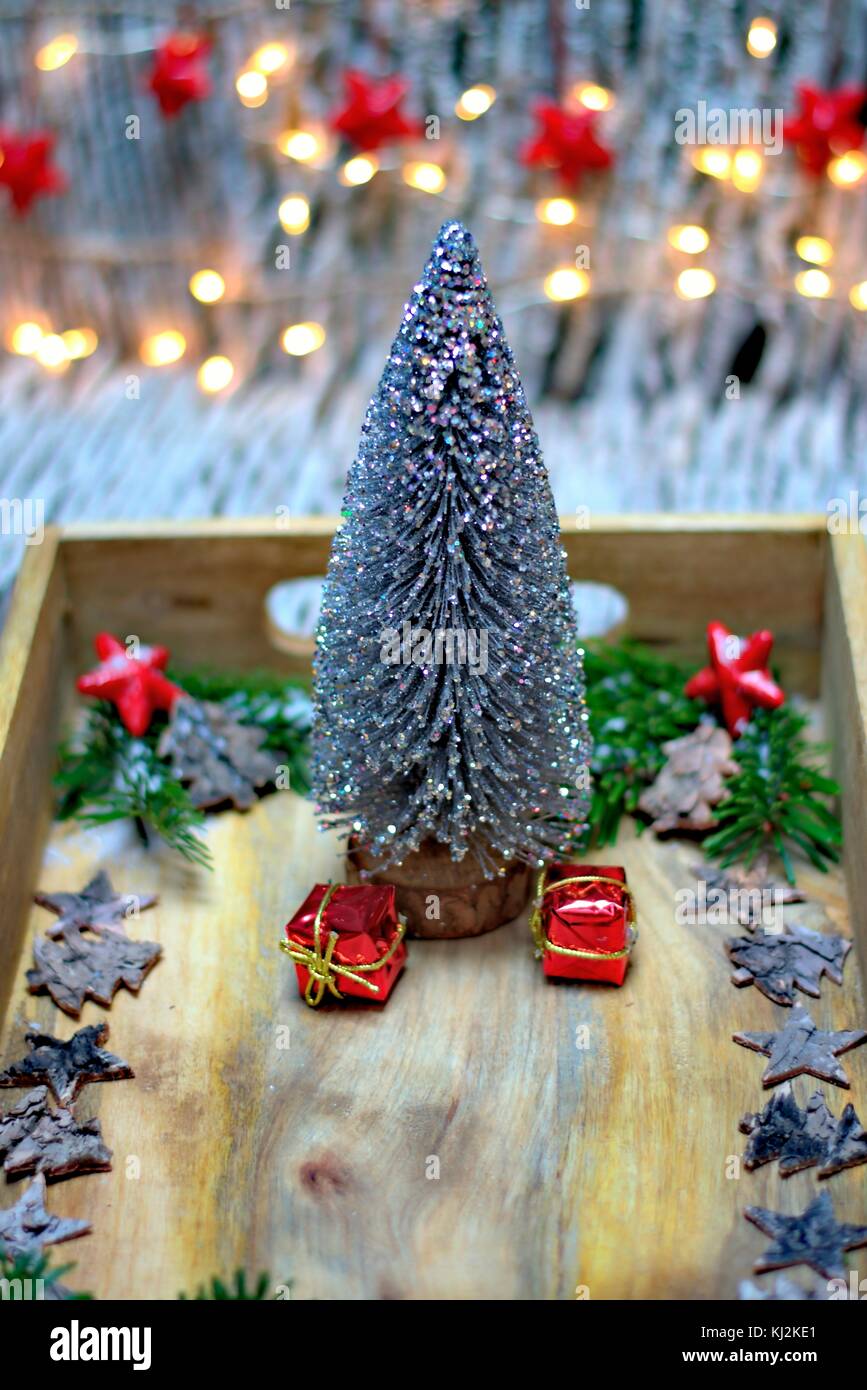 Weihnachtsdekoration, Feiertage und Dekor Konzept-silbernen weihnachtsbaum, Zapfen auf Hintergrund der goldenen Glühbirnen. Stockfoto