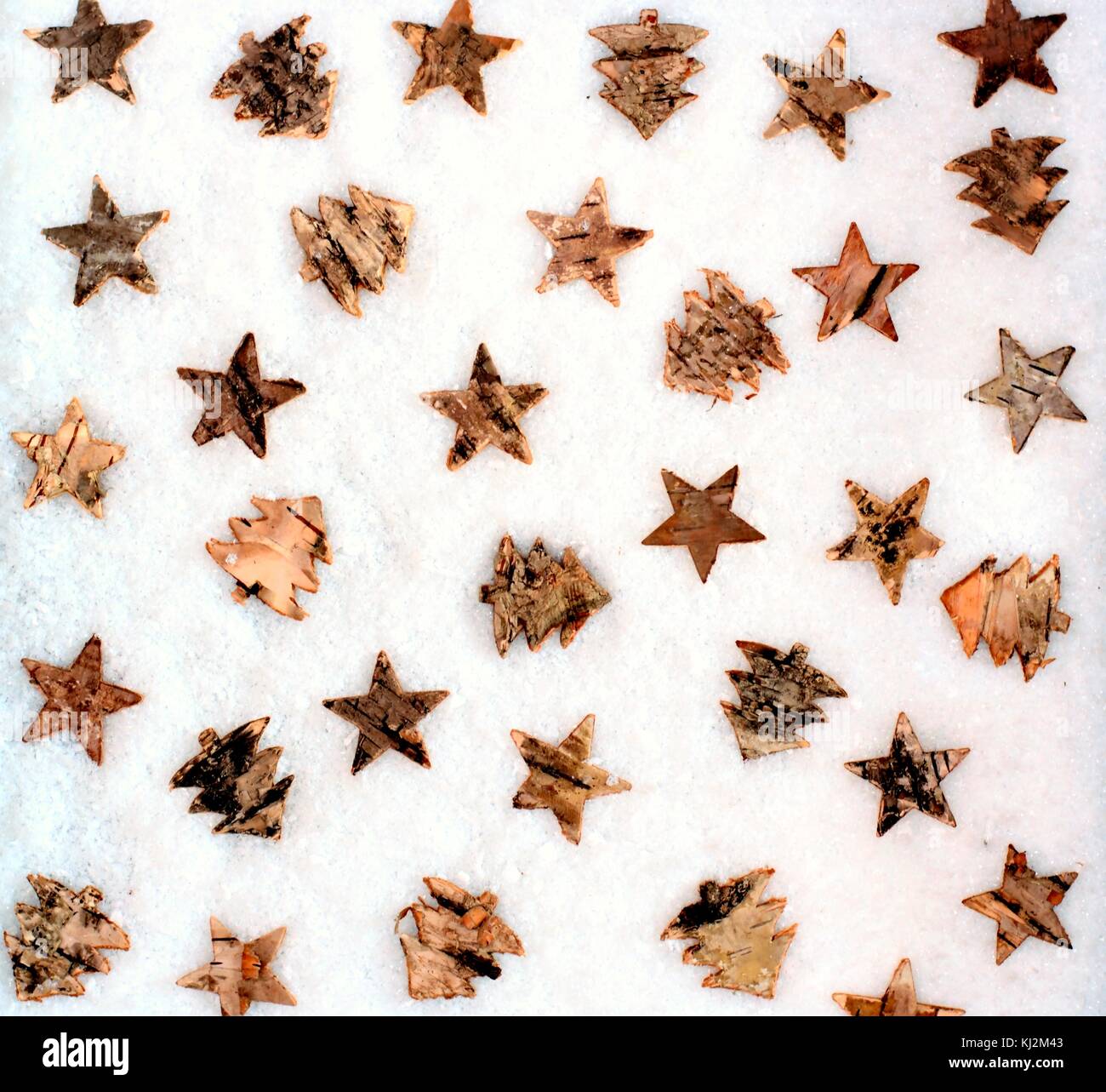 Hintergrund von weihnachtsdekoration, Muster und Design-Konzept-Holzsterne und Baum auf Schnee Hintergrund. Stockfoto