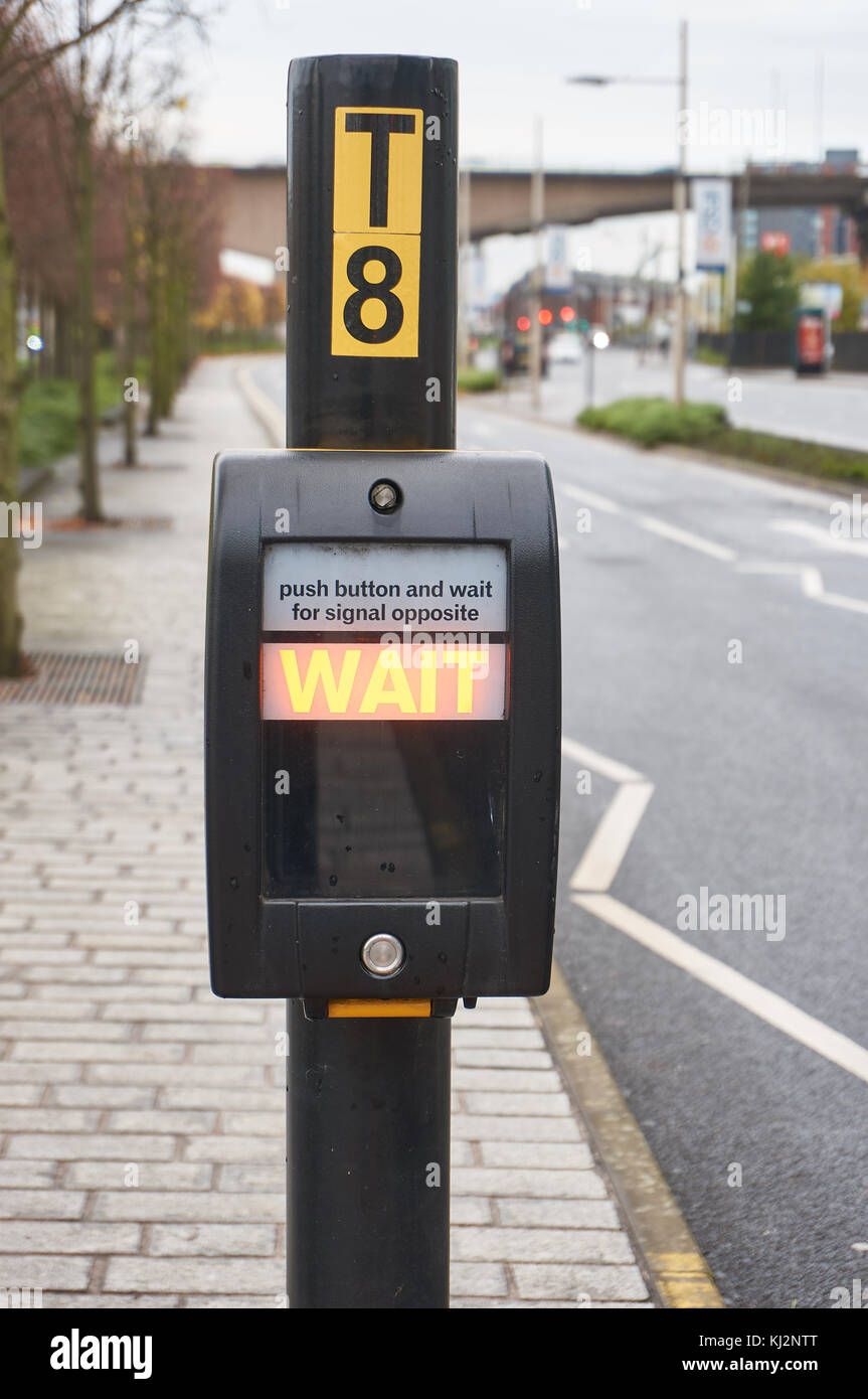 Eine elektronische Anzeige Information der Fußgänger vor dem Überqueren der Straße zu warten, typisch für Großbritannien. Stockfoto