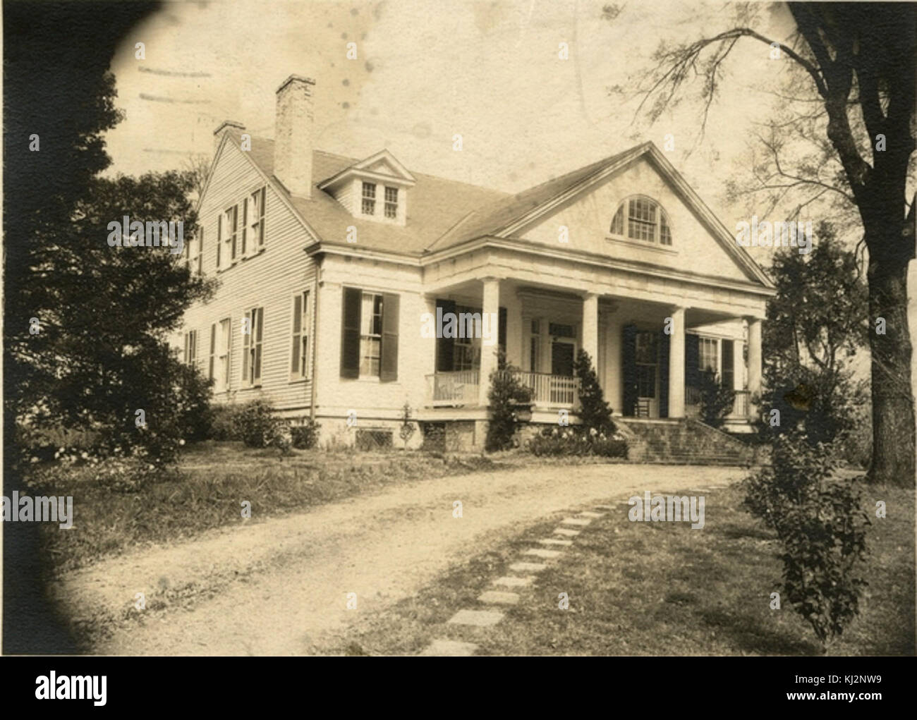 The Burn ist ein historisches Plantagenhaus in Natchez, Mississippi, das für seine Architektur aus der Zeit vor dem Bürgerkrieg bekannt ist. Das Haus wurde Anfang des 19. Jahrhunderts erbaut und spiegelt den großen Stil der südlichen Plantagenhäuser dieser Zeit wider. Stockfoto