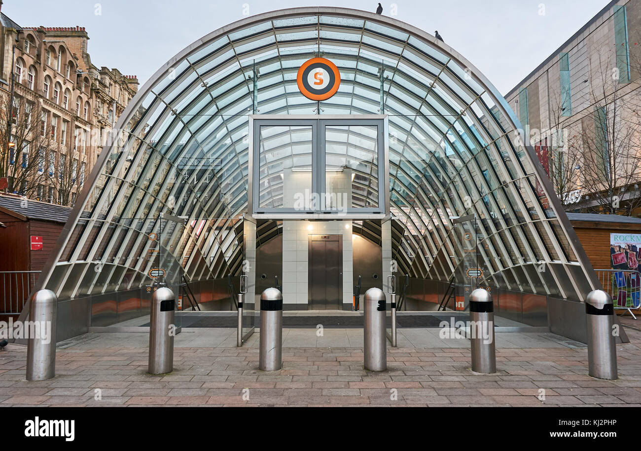 Glasgow, Großbritannien - 15 November 2017: Ein Eingang Struktur für eine U-Bahn Station in St Enoch. Stockfoto