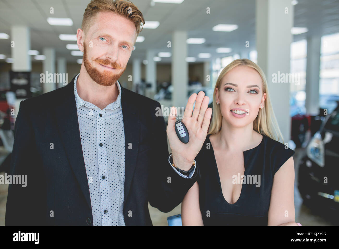 Schönes Paar hält ein Schlüssel Ihres neuen Autos und lächelnd. Stockfoto