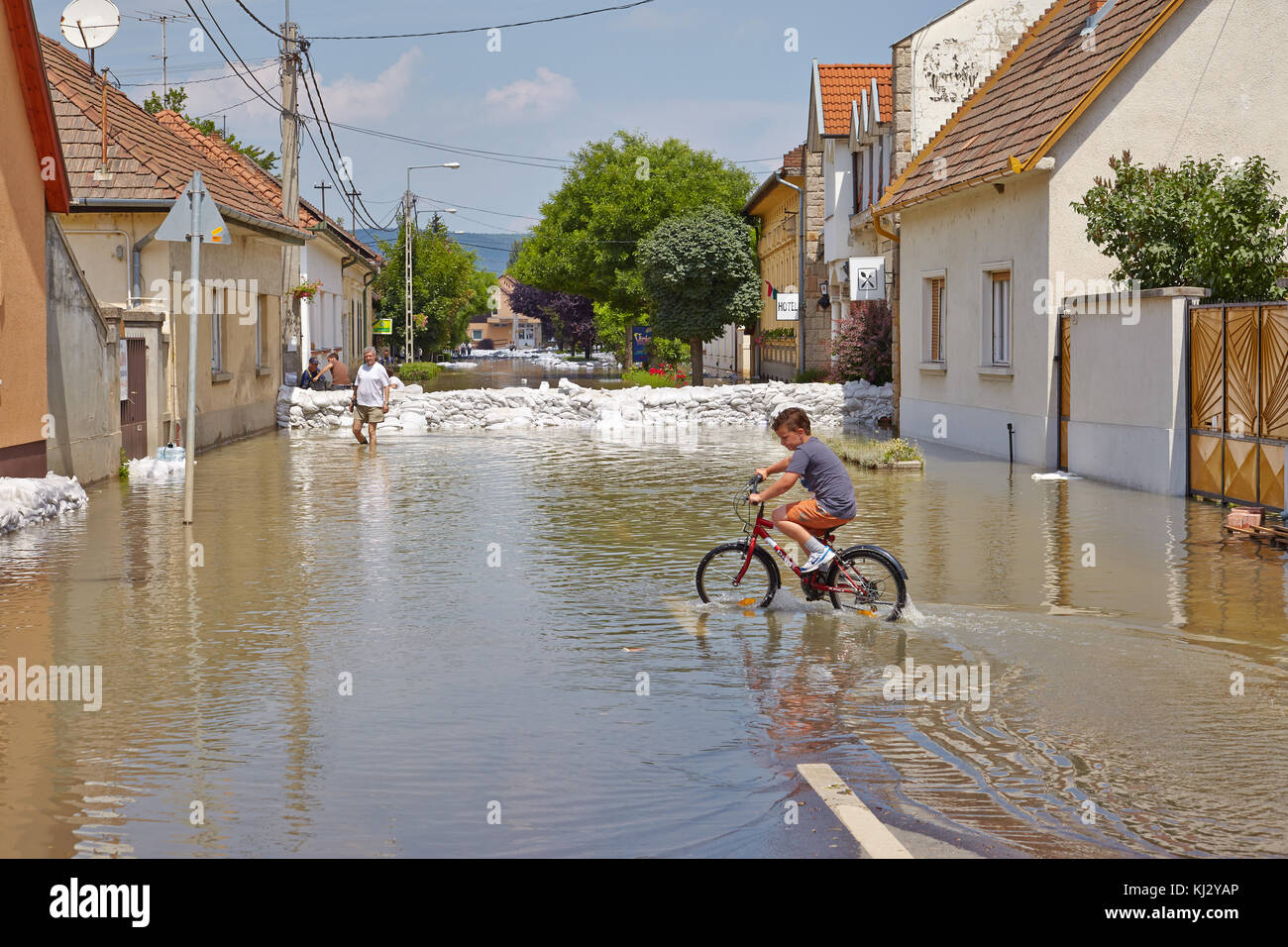 NAGYMAROS, UNGARN - Juni 9, 2013: Wasser auf den Straßen von Nagymaros während der rekordverdächtige Hochwasser auf der Donau in 2013 Stockfoto