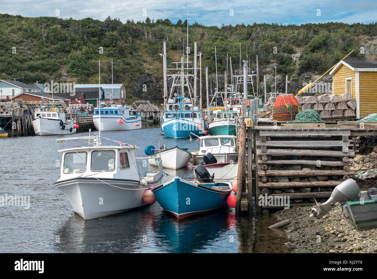 Kleiner Hafen in Neufundland: Angeln Boote sammeln Neben rustikalen Holzmöbeln Docks mit Hummer fallen in der Nähe des Dorfes Fluss Forellen gestapelt. Stockfoto
