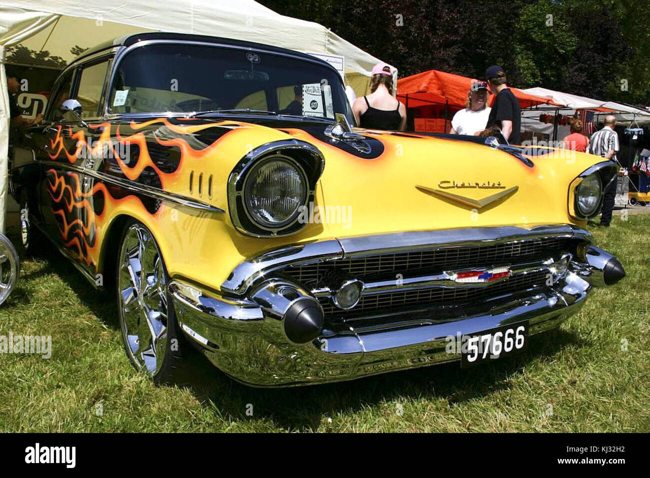 Ein Vintage-Foto eines Oldtimer-Autos, das das klassische Design und den typischen Stil der Automobile des frühen 20. Jahrhunderts zeigt. Dieses Bild zeigt das Wesen von Retro-Fahrzeugen und die Nostalgie der Vergangenheit. Stockfoto