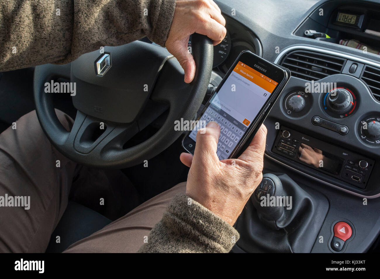 Unverantwortlich Mann am Lenkrad Senden der Nachricht per SMS/Textnachrichten auf Smart Phone/Smartphone/Handy während der Fahrt Auto auf der Straße Stockfoto