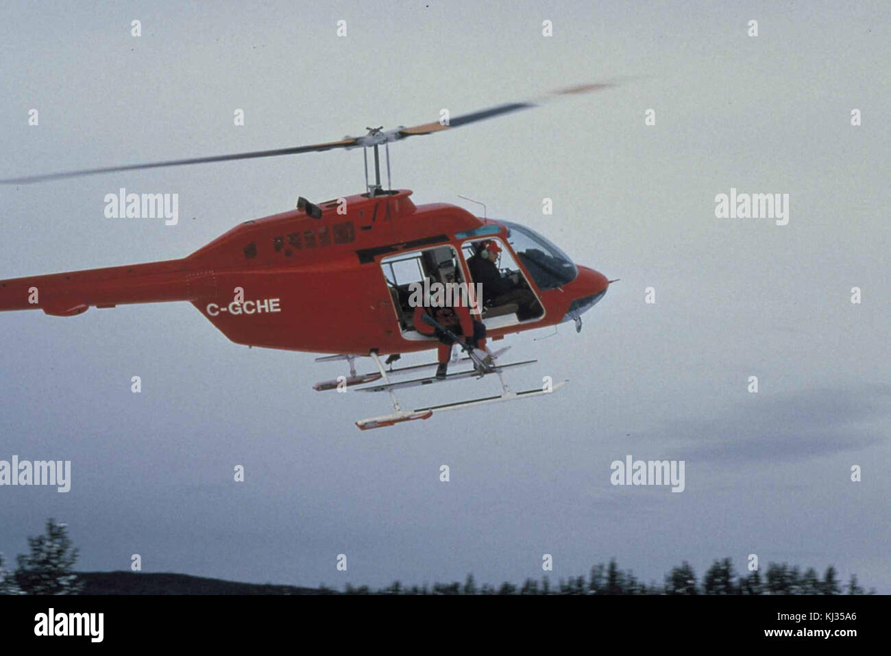 Ein rot lackierter Bell 206 Hubschrauber, der häufig für Rettungseinsätze, medizinische Notdienste und Transport verwendet wird. Dieses Modell ist bekannt für seine Vielseitigkeit, Geschwindigkeit und Zuverlässigkeit bei kritischen Rettungseinsätzen. Stockfoto