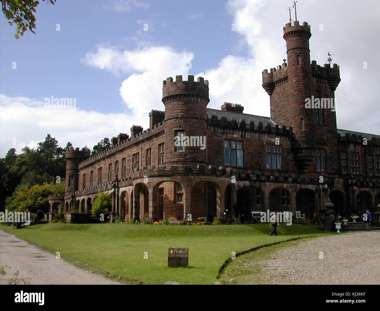 Kinloch Castle auf der schottischen Insel Rùm wurde von dem Architekten William Douglas entworfen und 1900 fertiggestellt. Die Burg ist ein prominentes Beispiel baronialer Architektur und spiegelt die Pracht schottischer Anwesen während der Wende zum 20. Jahrhundert wider. Es ist bekannt für seine imposante Struktur und historische Bedeutung im schottischen Erbe. Stockfoto