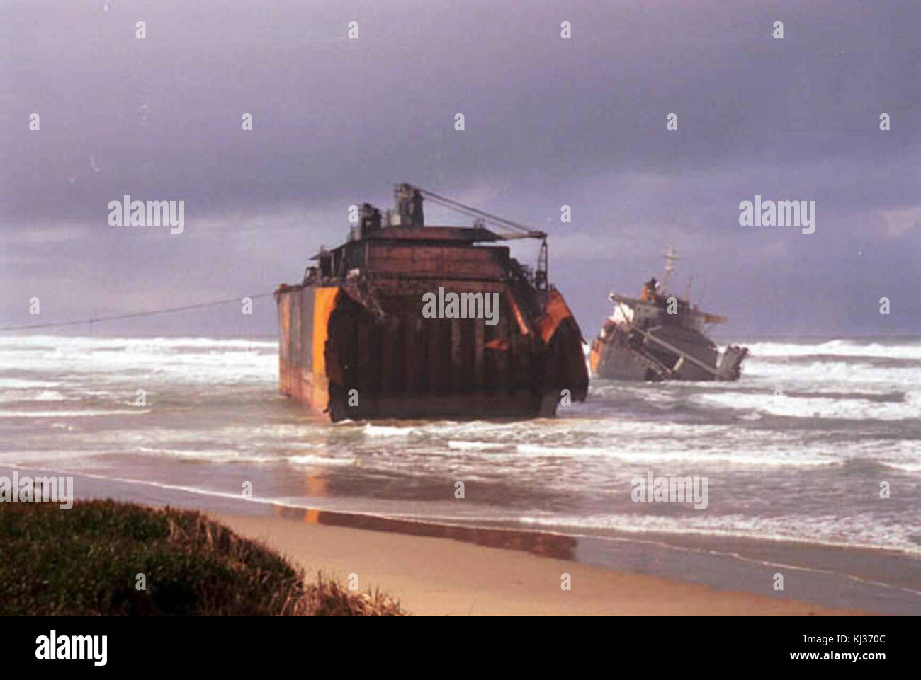 Die geerdete Schiffswrack in der Hälfte wie Rauch und Feuer gebrochen weiter zu brennen. Stockfoto