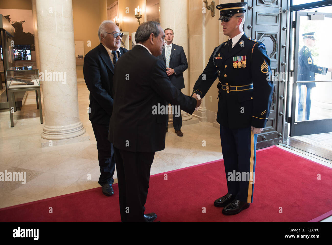 Seine Exzellenz, Herrn Peter M. Christ, Präsident der Föderierten Staaten von Mikronesien, nimmt an einem Wreath-Laying Zeremonie am Grab des Unbekannten Soldaten (37348286512) Stockfoto