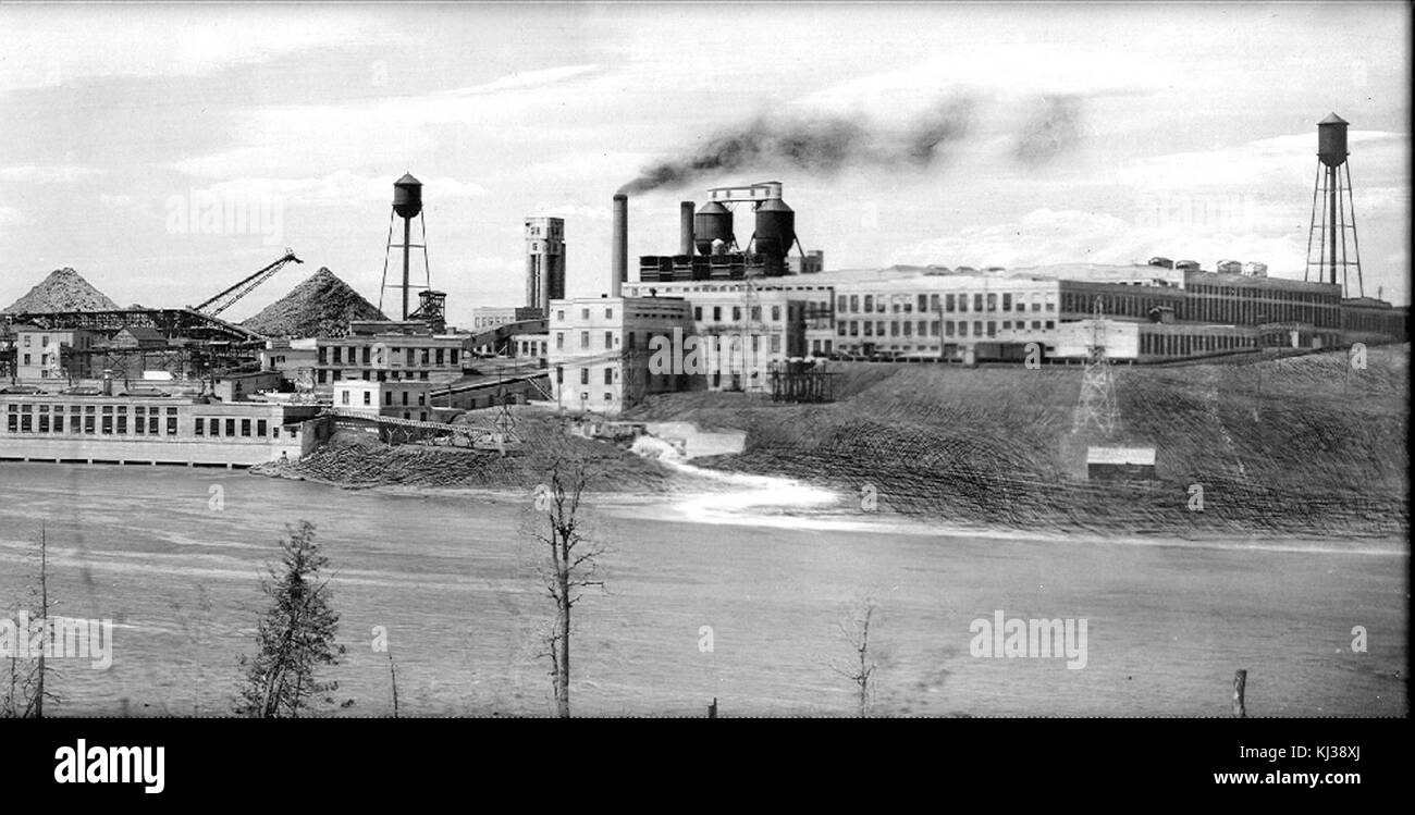 Dieses Foto aus dem Jahr 1930 zeigt die Abitibi Power and Paper Company in Iroquois Falls, Ontario, die zu Beginn des 20. Jahrhunderts eine bedeutende Rolle in der kanadischen Papier- und Zellstoffindustrie spielte. Stockfoto