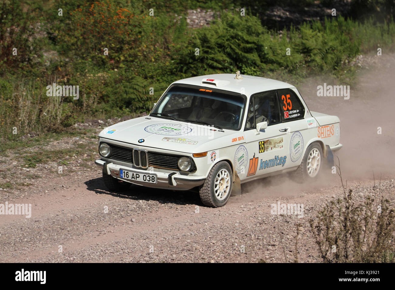 ISTANBUL, TÜRKEI - 09. SEPTEMBER 2017: Ibrahim Ozturk fährt BMW 1502 bei der ISOK Istanbul Rally Stockfoto