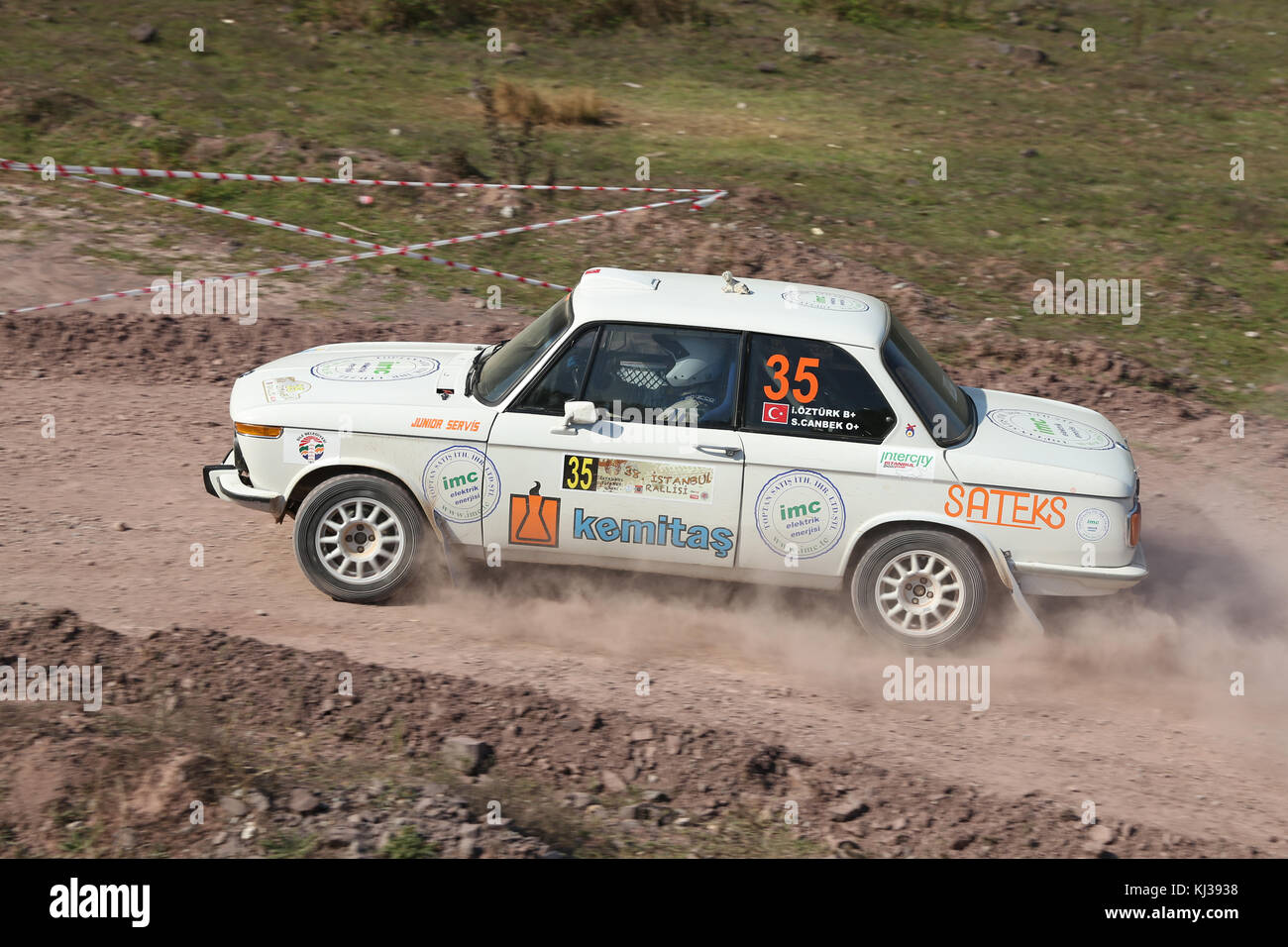 ISTANBUL, TÜRKEI - 09. SEPTEMBER 2017: Ibrahim Ozturk fährt BMW 1502 bei der ISOK Istanbul Rally Stockfoto