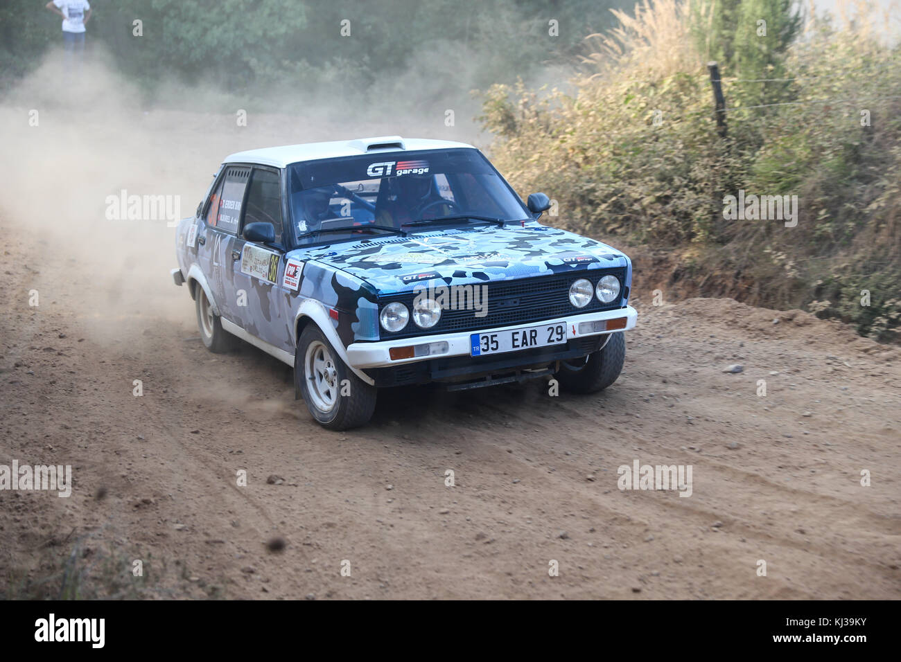 ISTANBUL, TÜRKEI - 09. SEPTEMBER 2017: Ali Nijad Sirel fährt Fiat 131 bei der ISOK Istanbul Rally Stockfoto