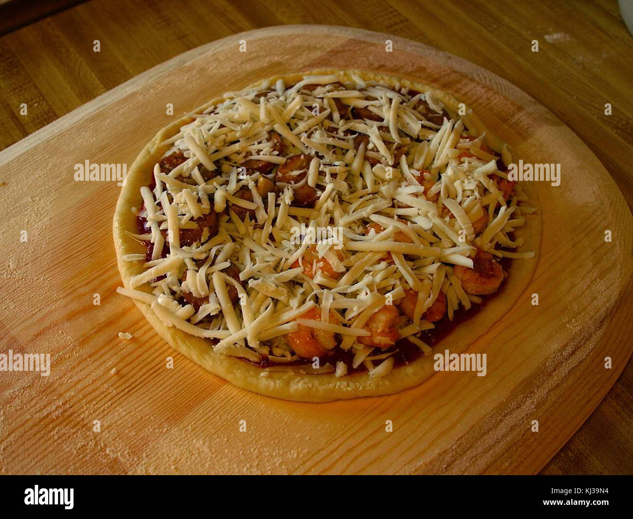 Dieses Bild oder die Referenz auf Pizza hebt das beliebte italienische Gericht hervor, das weltweit für seine Kombination aus Teig, Käse, Tomaten und verschiedenen Belägen bekannt ist und die globale Küche repräsentiert. Stockfoto