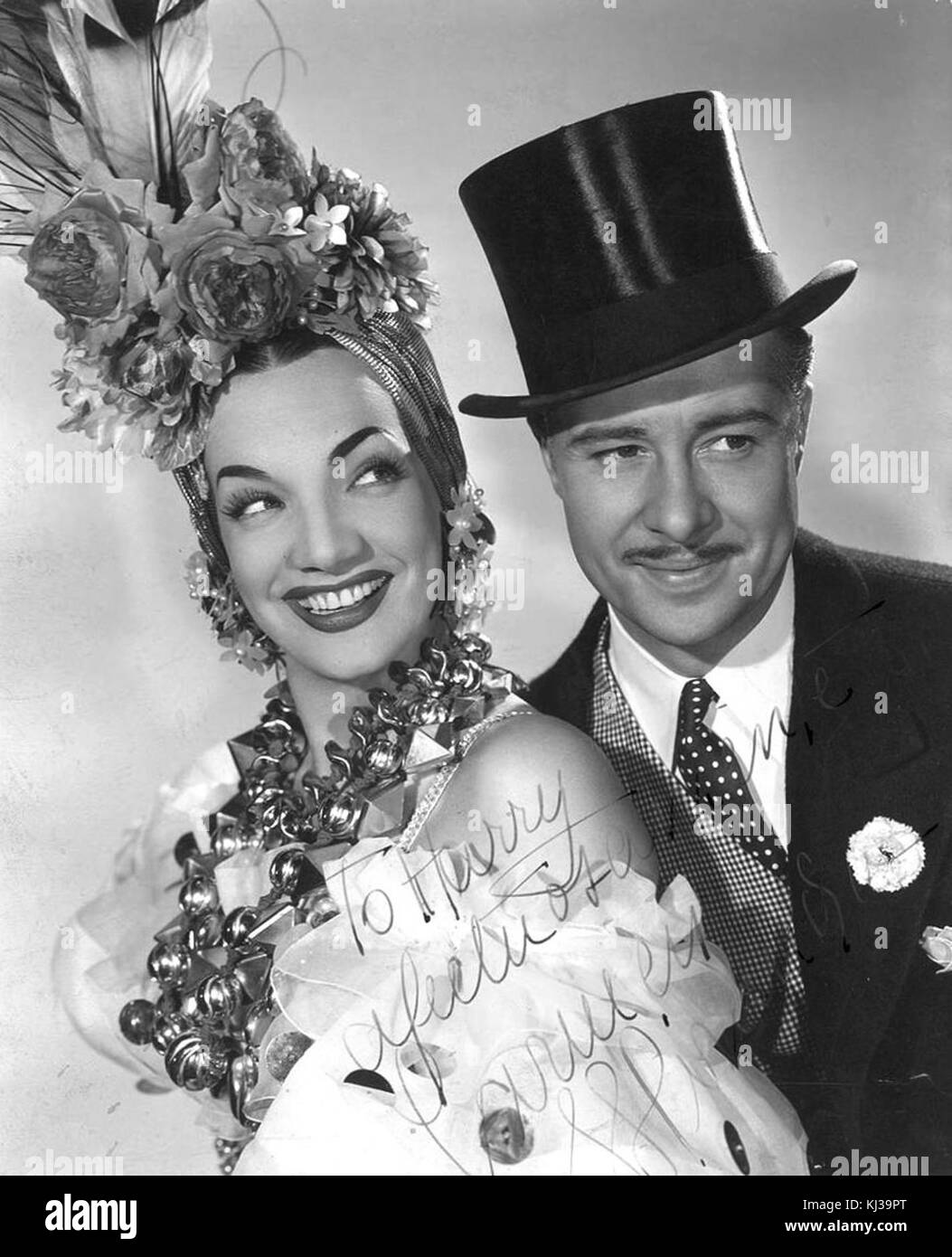Carmen Miranda und Don Ameche spielen die Hauptrollen in dem Film „That Night in Rio“ aus dem Jahr 1941, einer musikalischen Komödie, die ihre Auftritte zeigt. Der Film verbindet lebendige Musik, Tanz und Comedy. Stockfoto